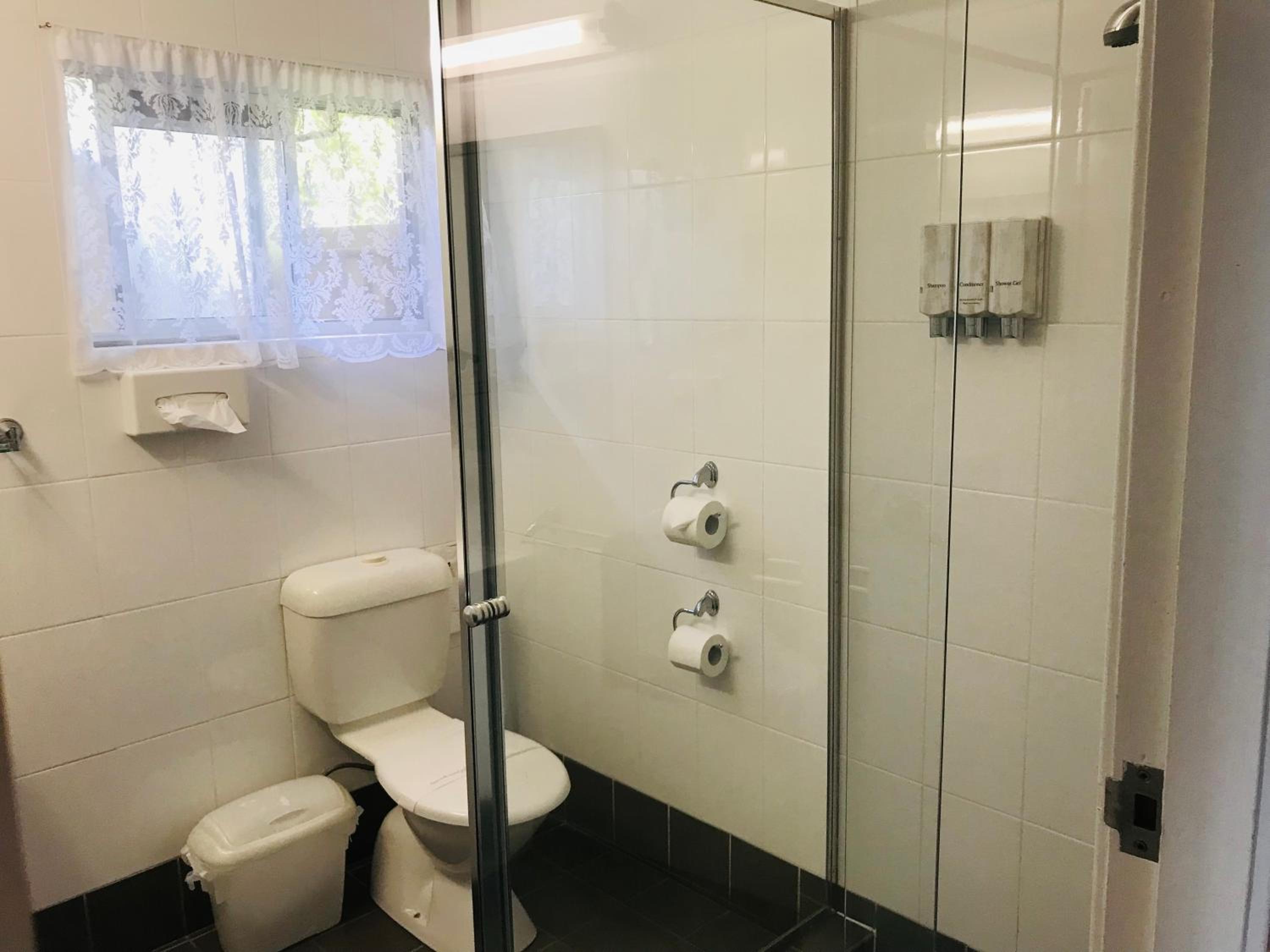 Queen Room (Next to Highway)