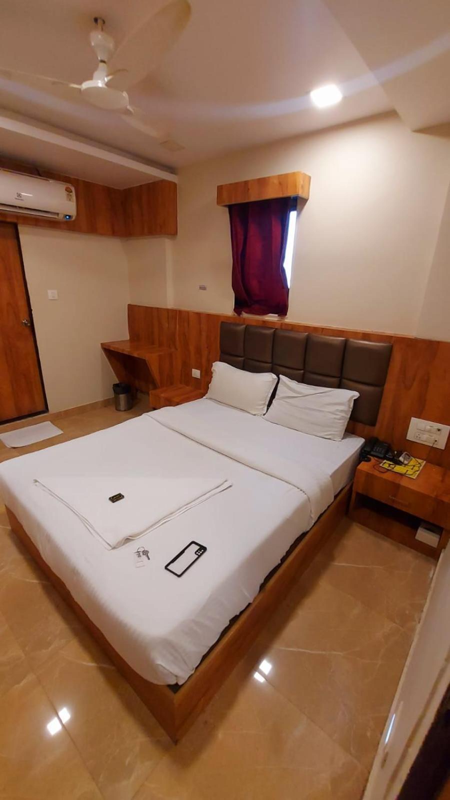 Deluxe Double Room (2 Adults + 1 Child)