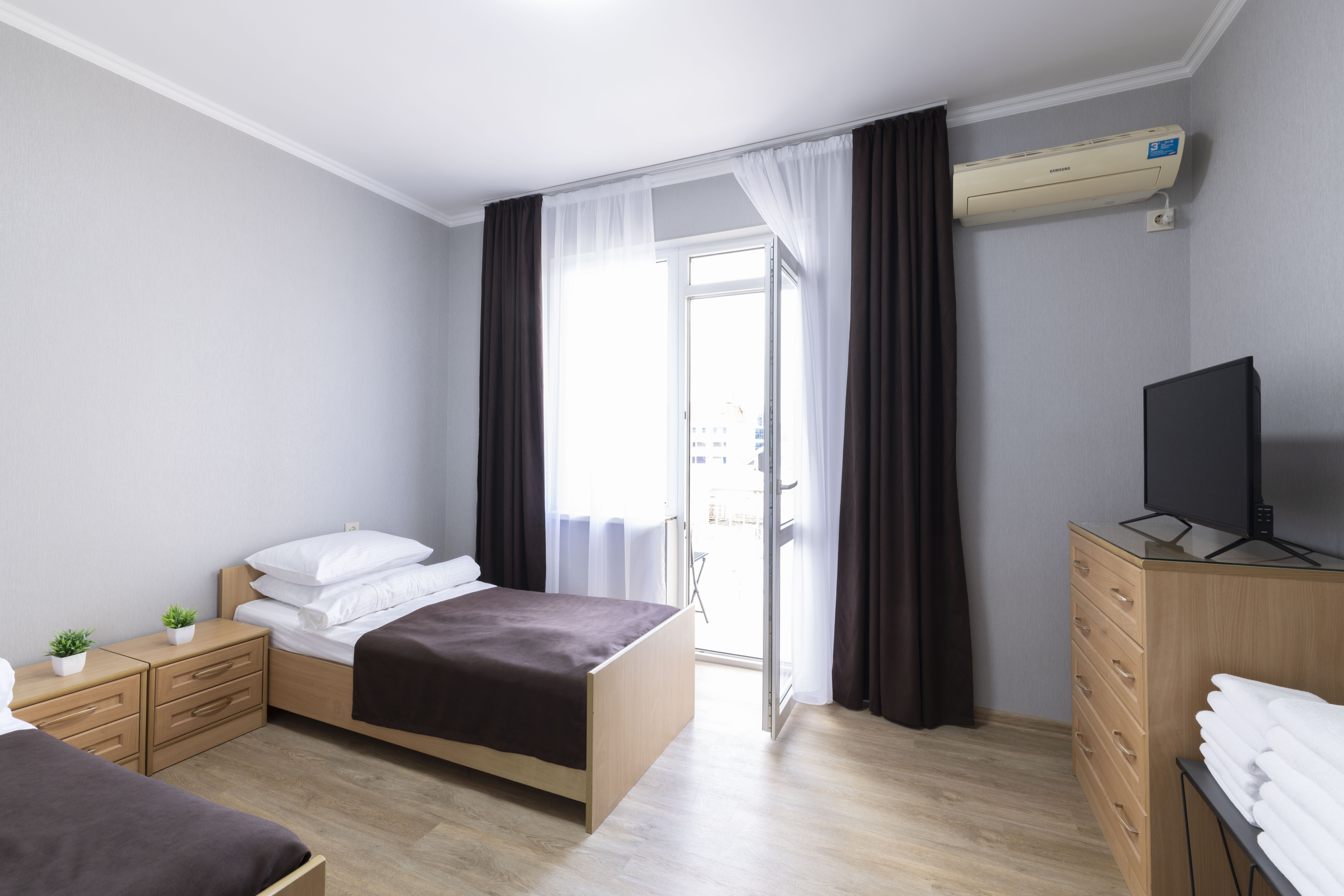 Двухкомнатный четырехместный номер с двумя балконами