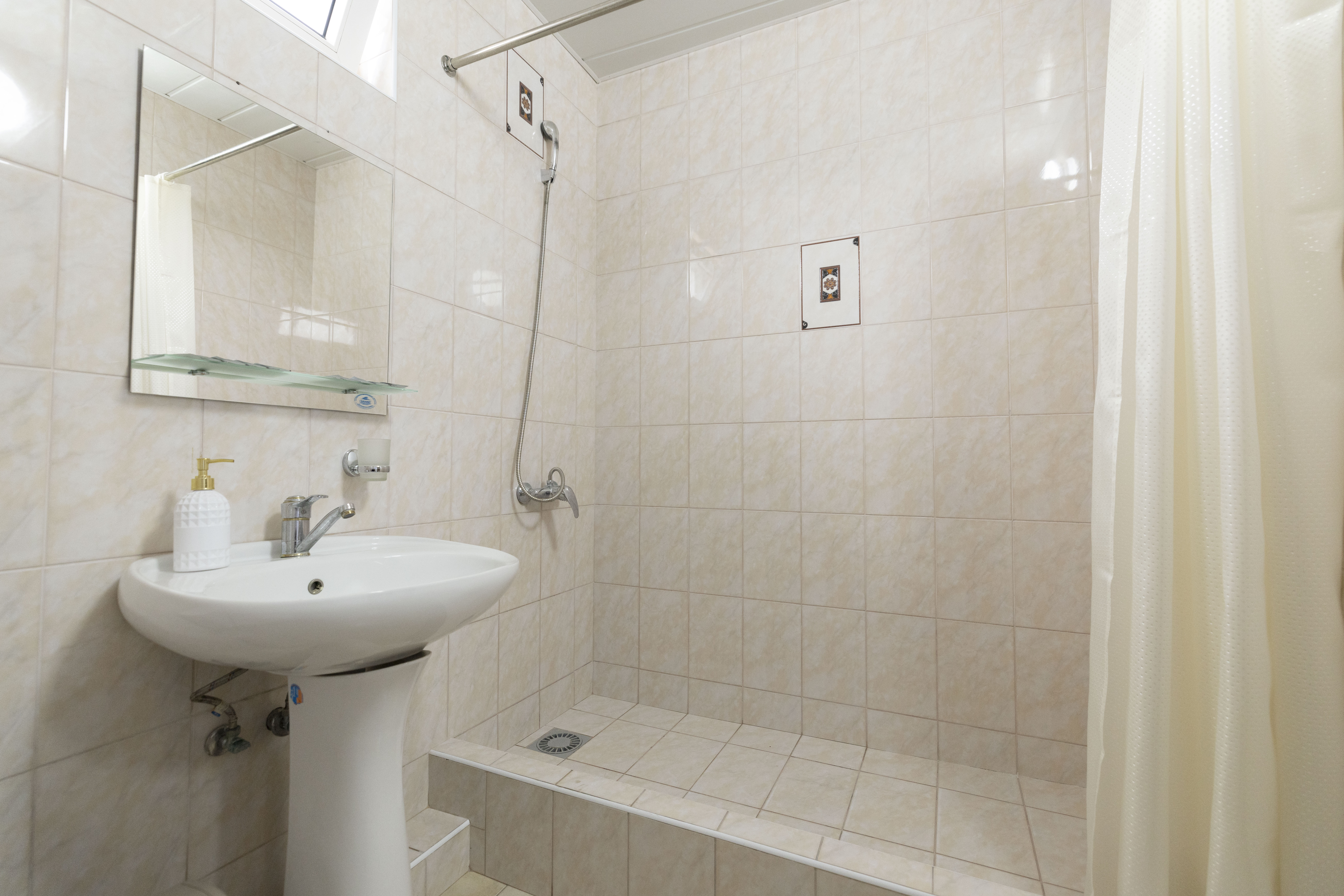 Двухкомнатный четырехместный номер с двумя балконами