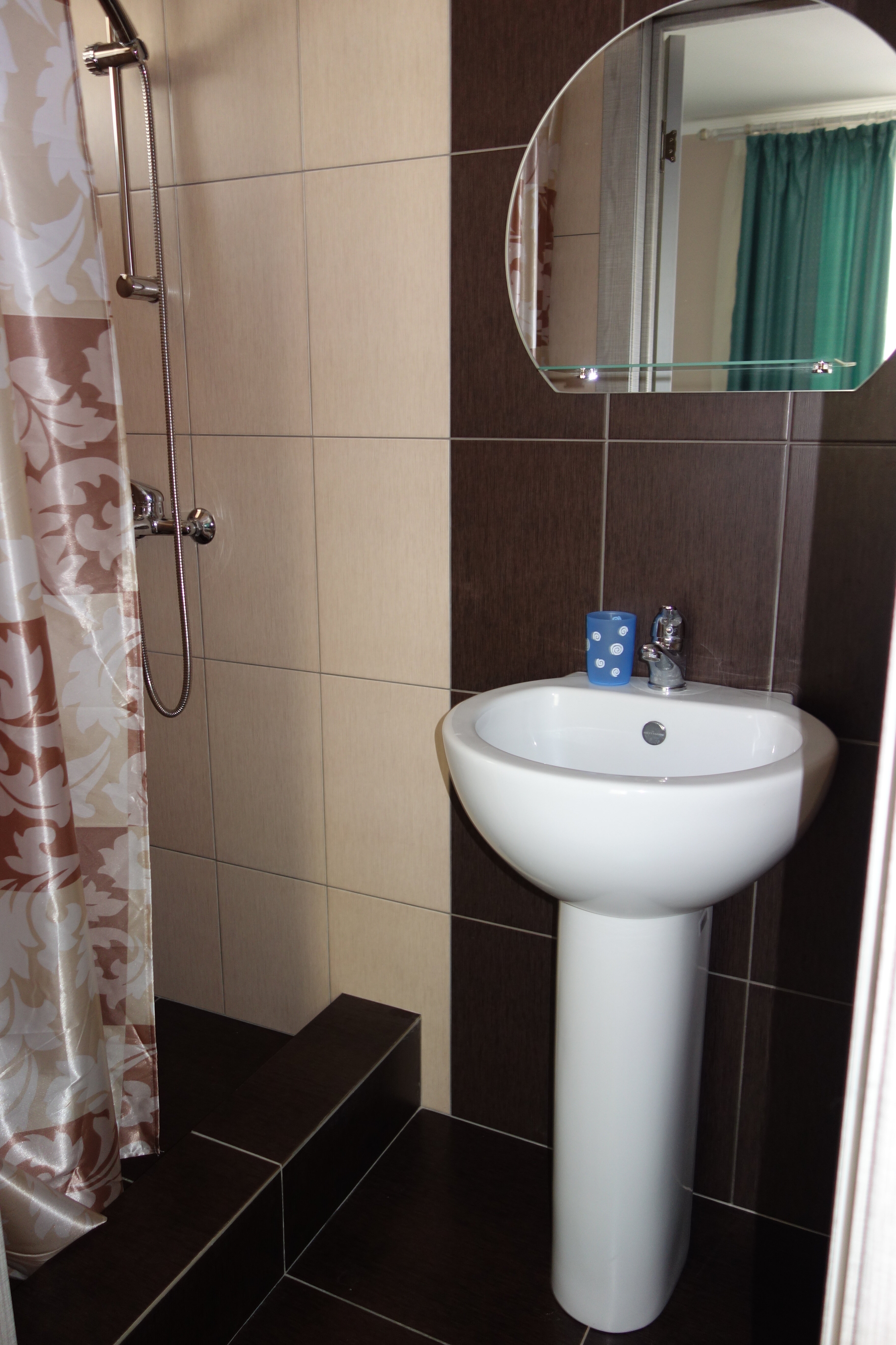 Трехместный номер на первом этаже без балкона