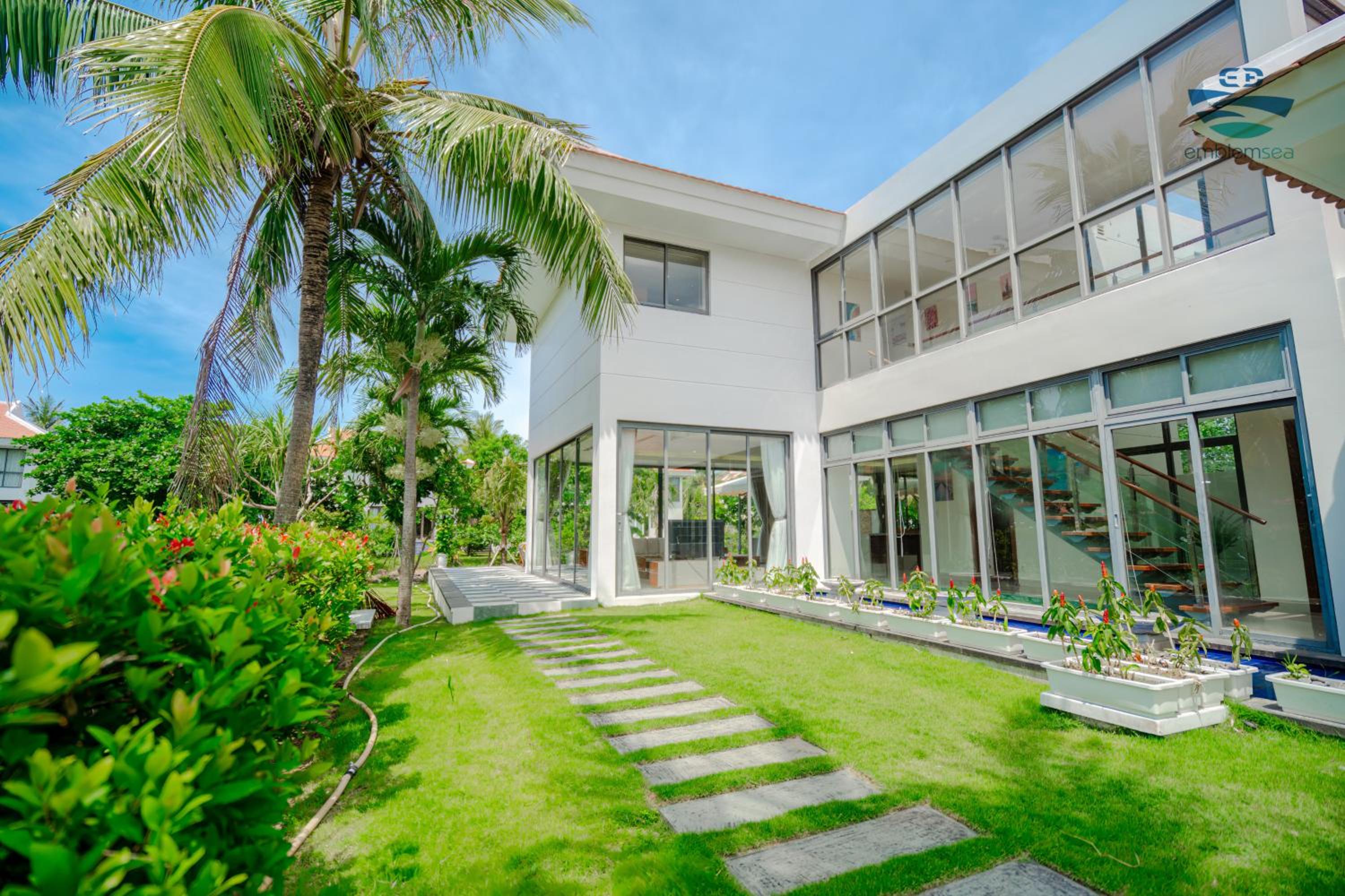 Villa with Garden View