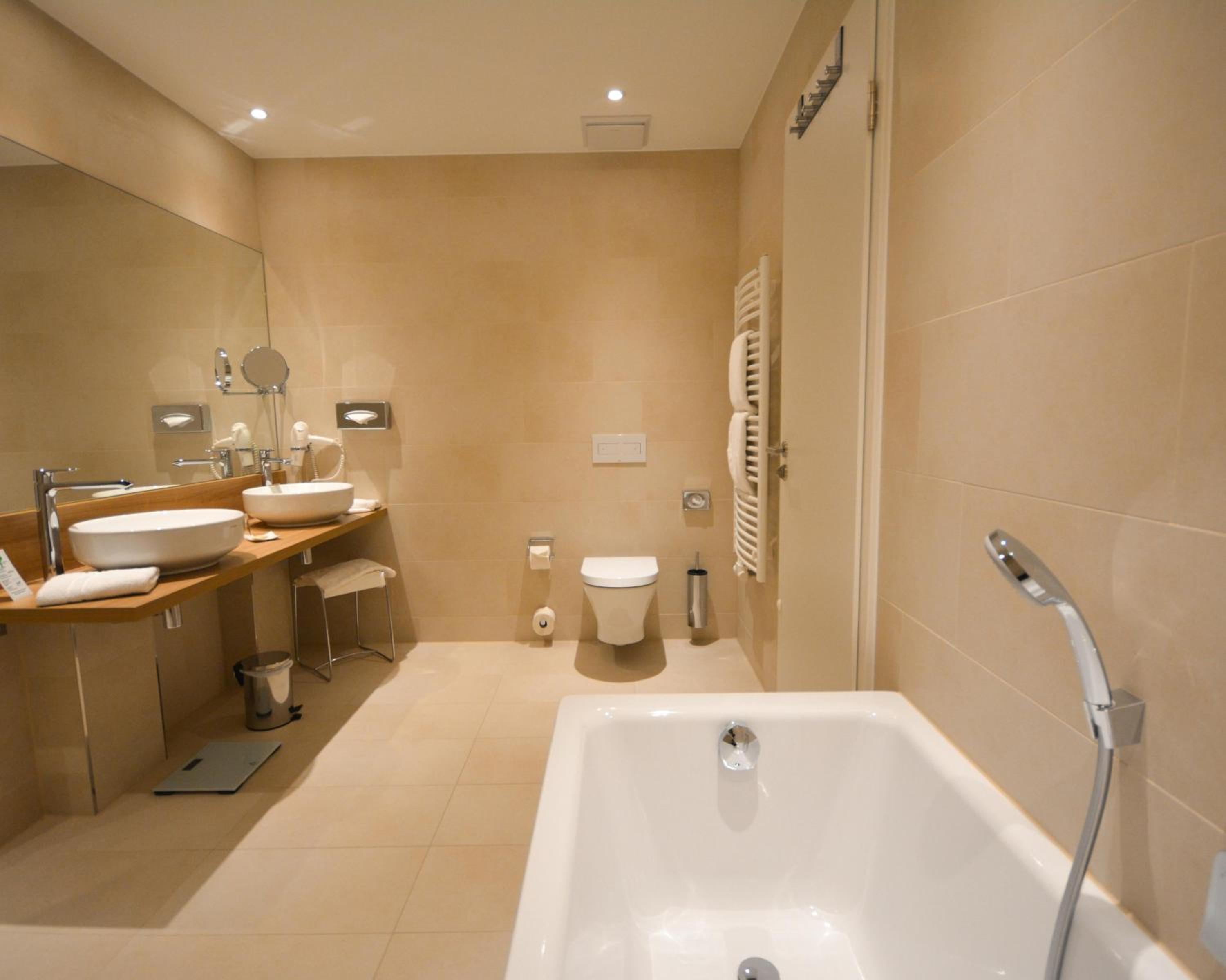 Penthouse Suite with Balcony and Partial Sea View (no pets)