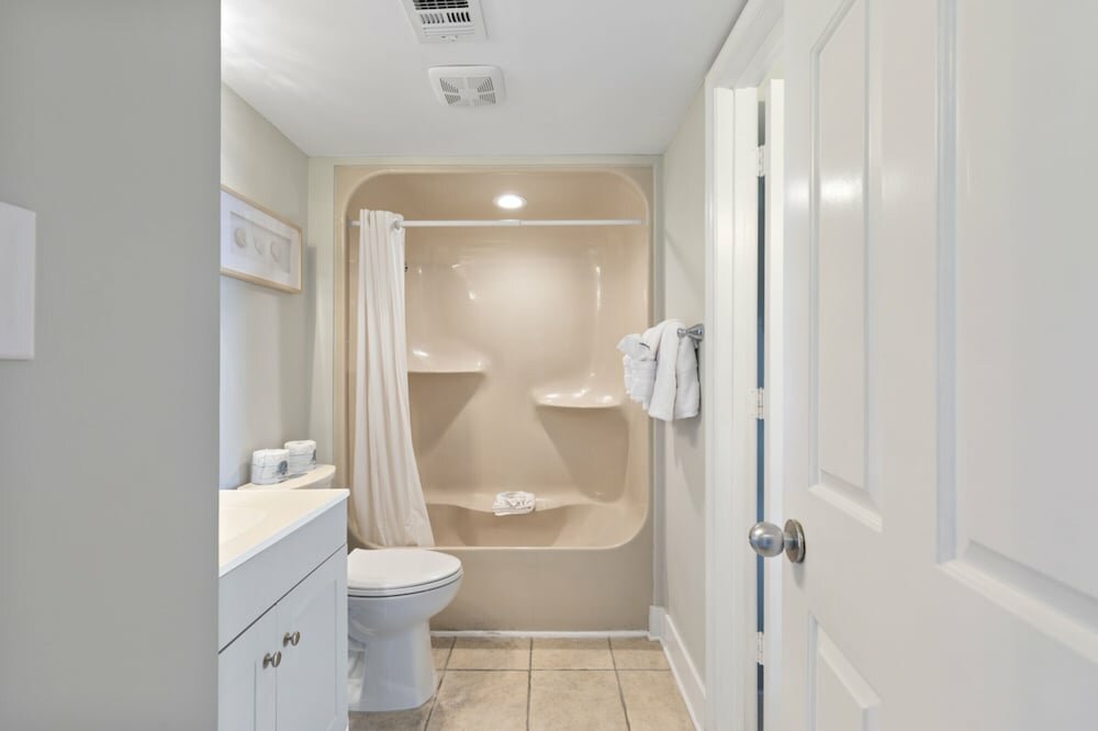 Signature Condo, 1 Bedroom, Balcony, Beachside