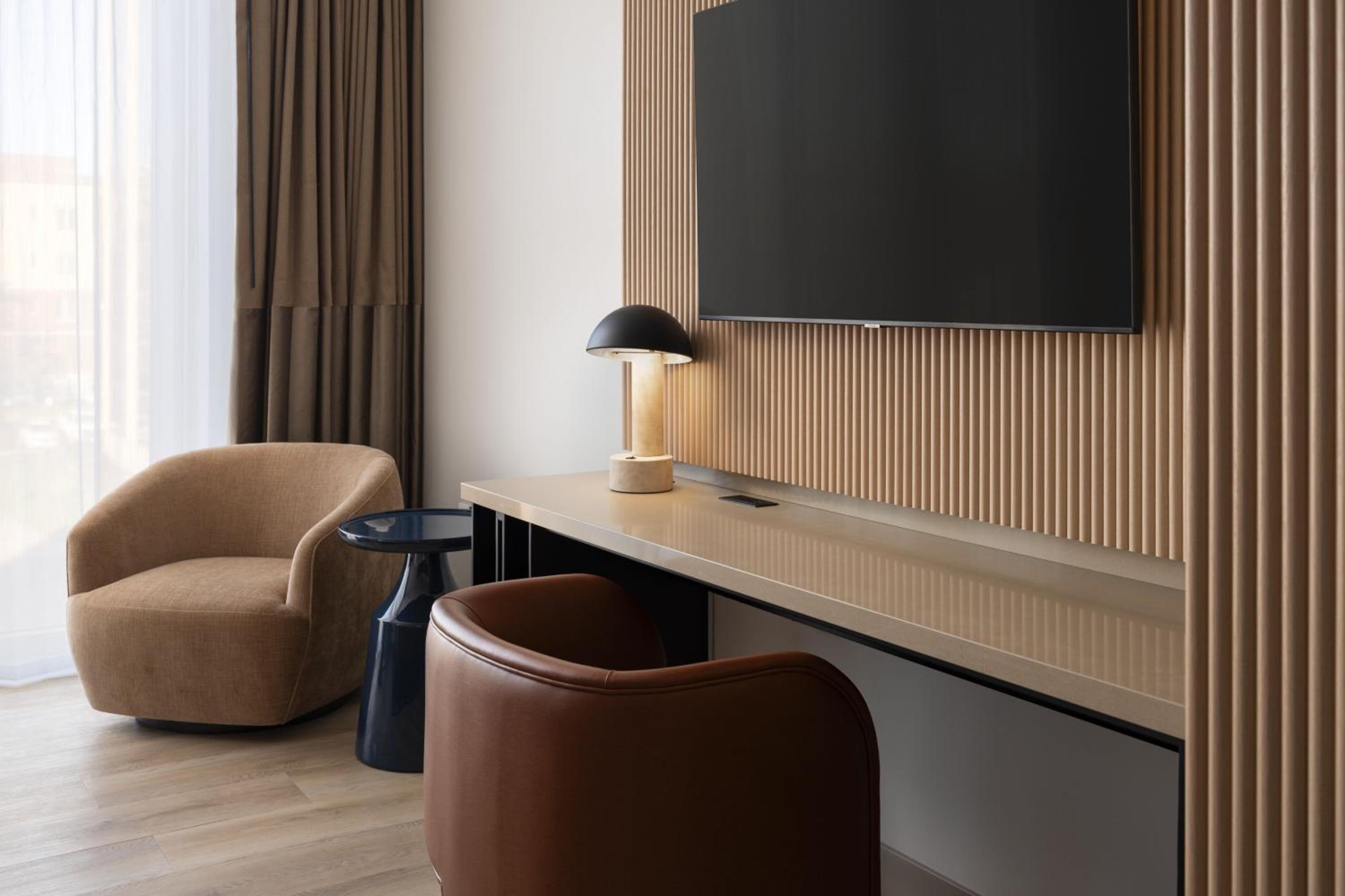 Corner Queen Room