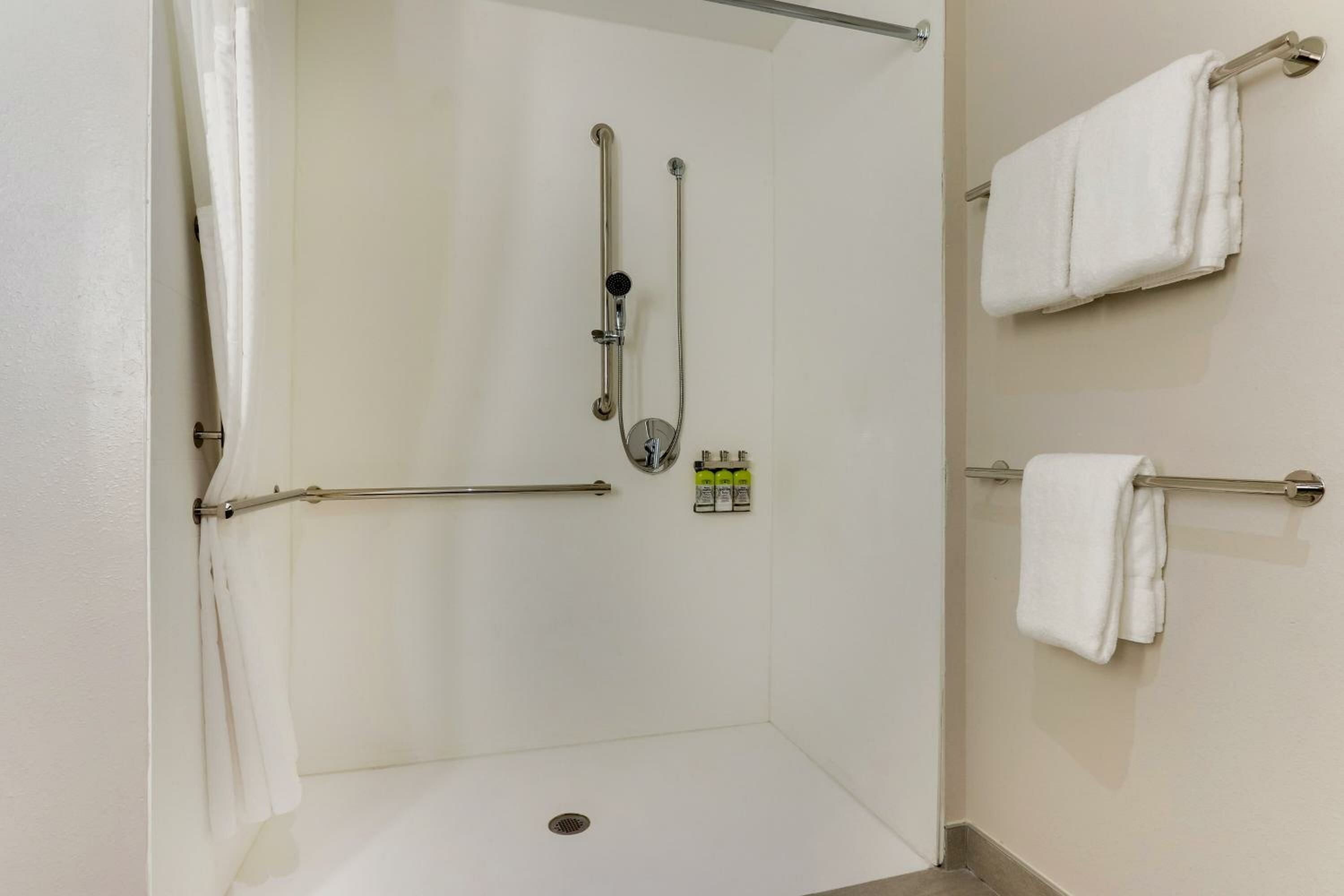King Room - Hearing Accessible - Roll-in Shower