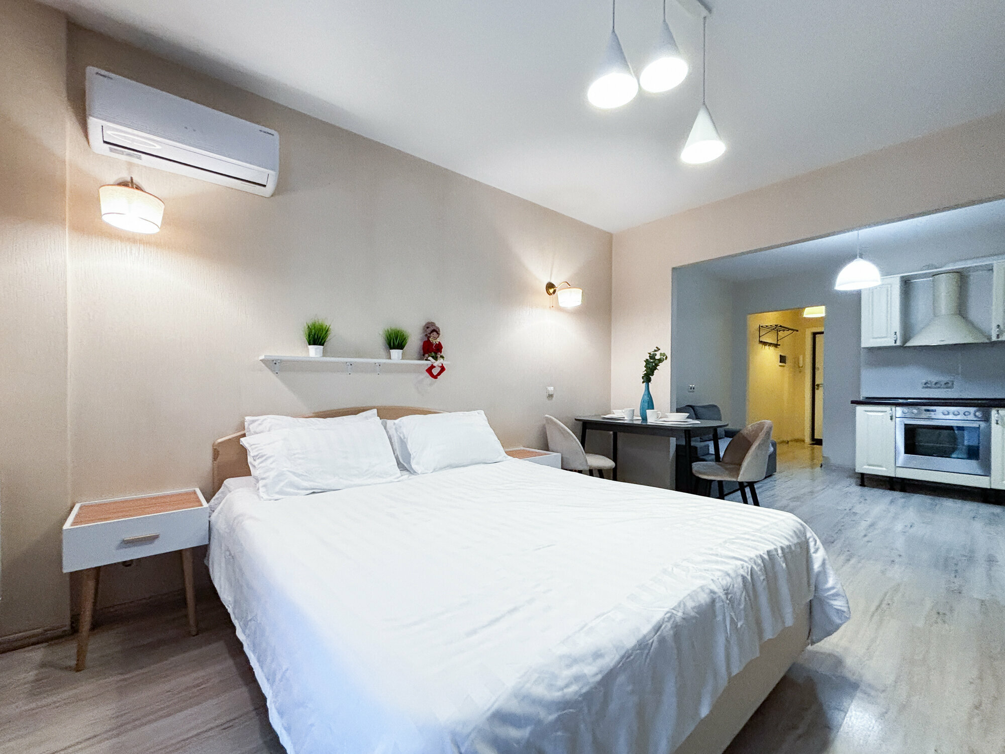 Номер-студия с кроватью размера "king-size" и диван-кроватью