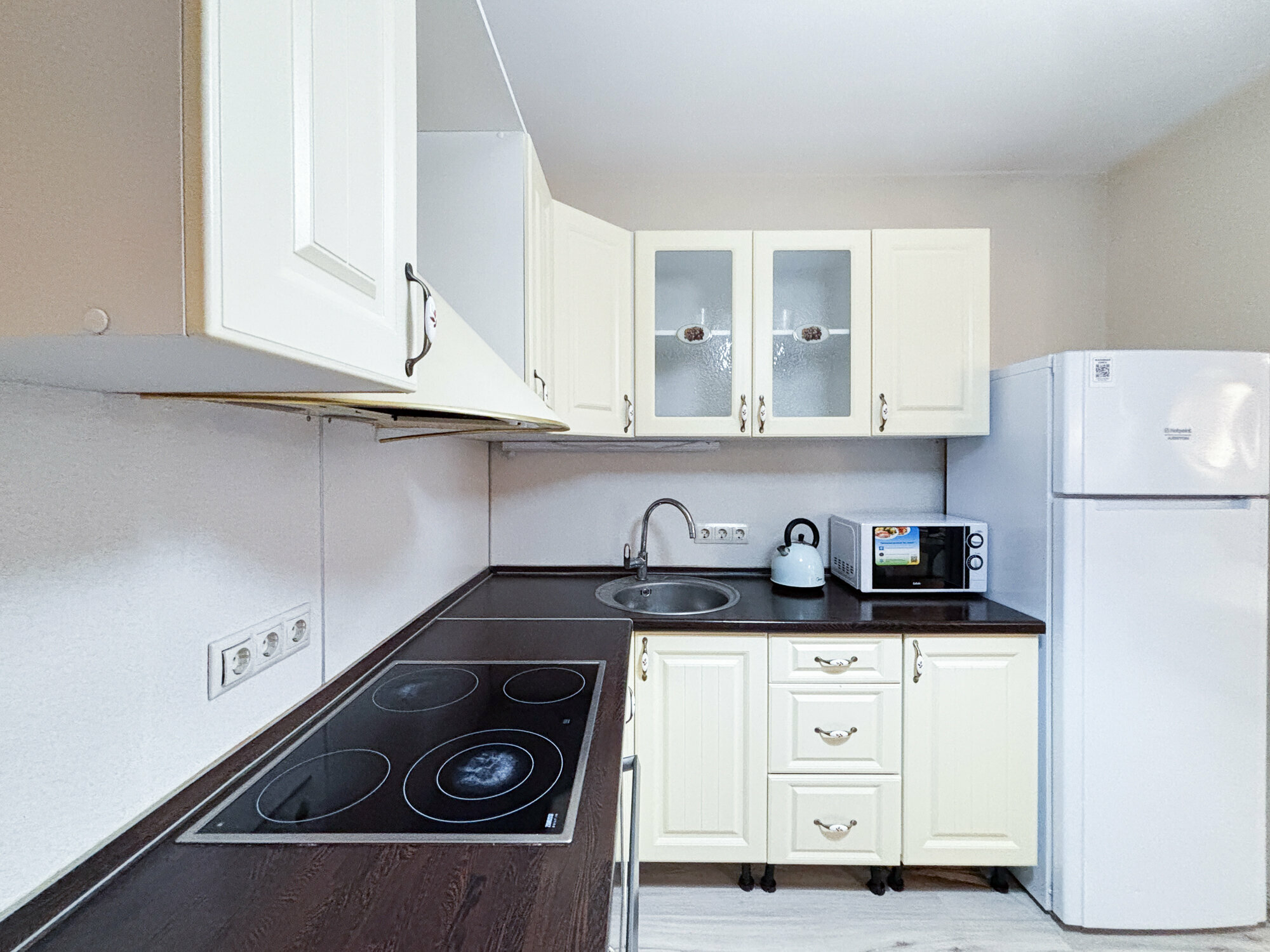 Номер-студия с кроватью размера "king-size" и диван-кроватью