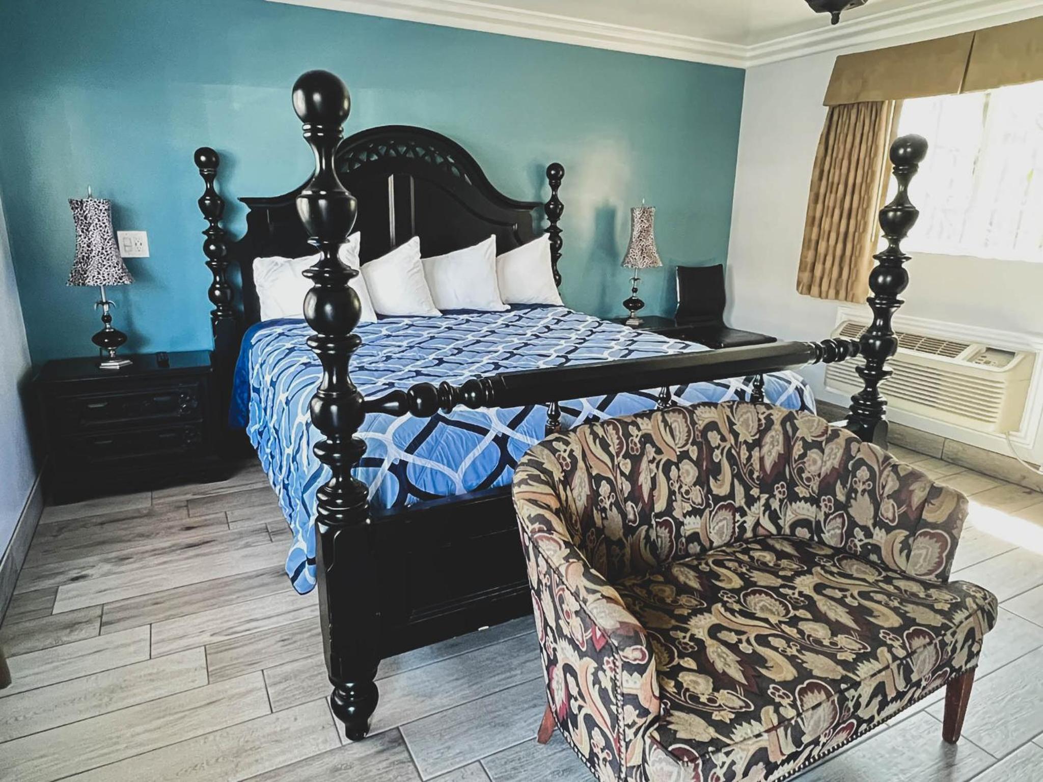 King Suite with Spa Bath and Kitchen - Non-Smoking