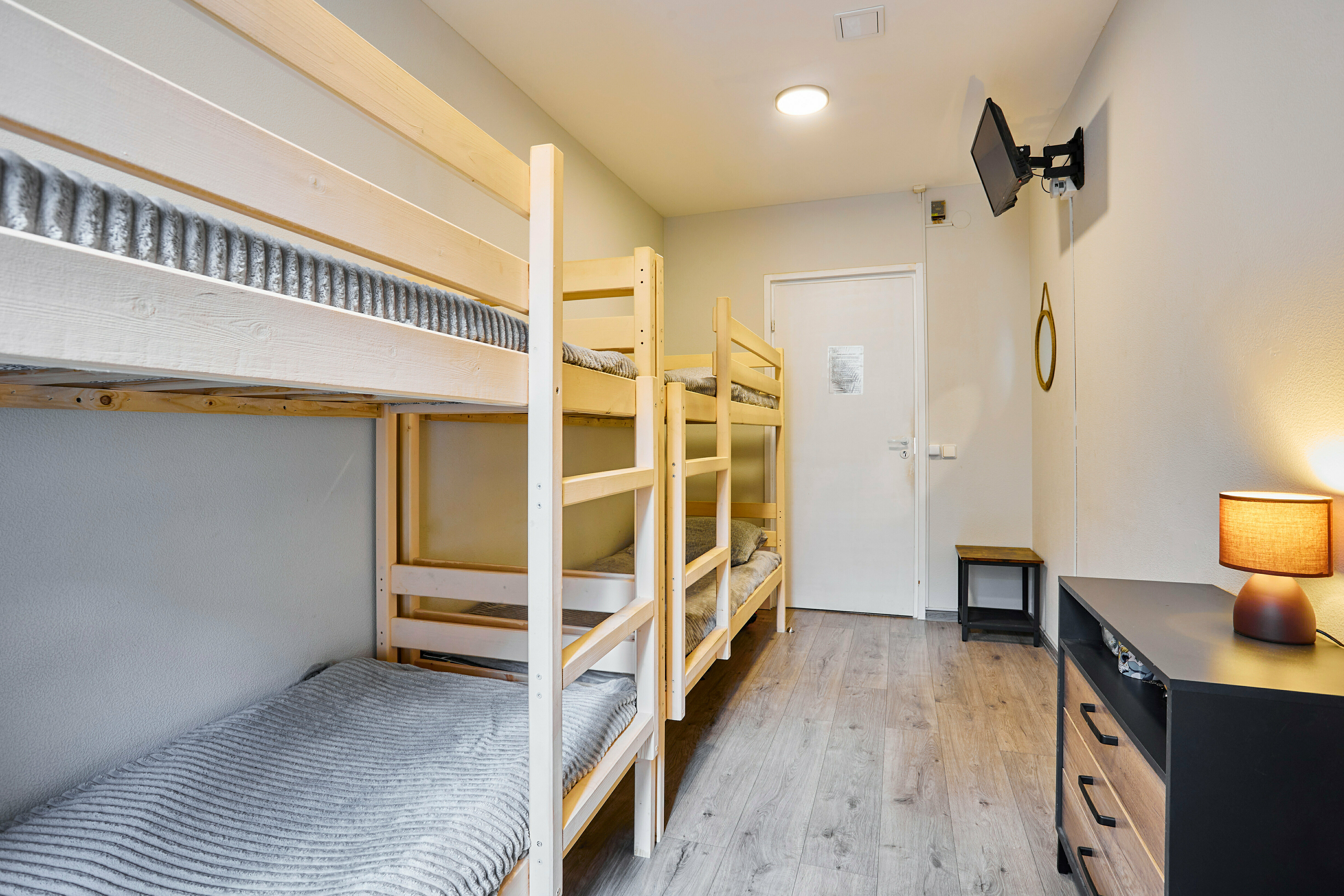 Кровать в общем 8-местном номере