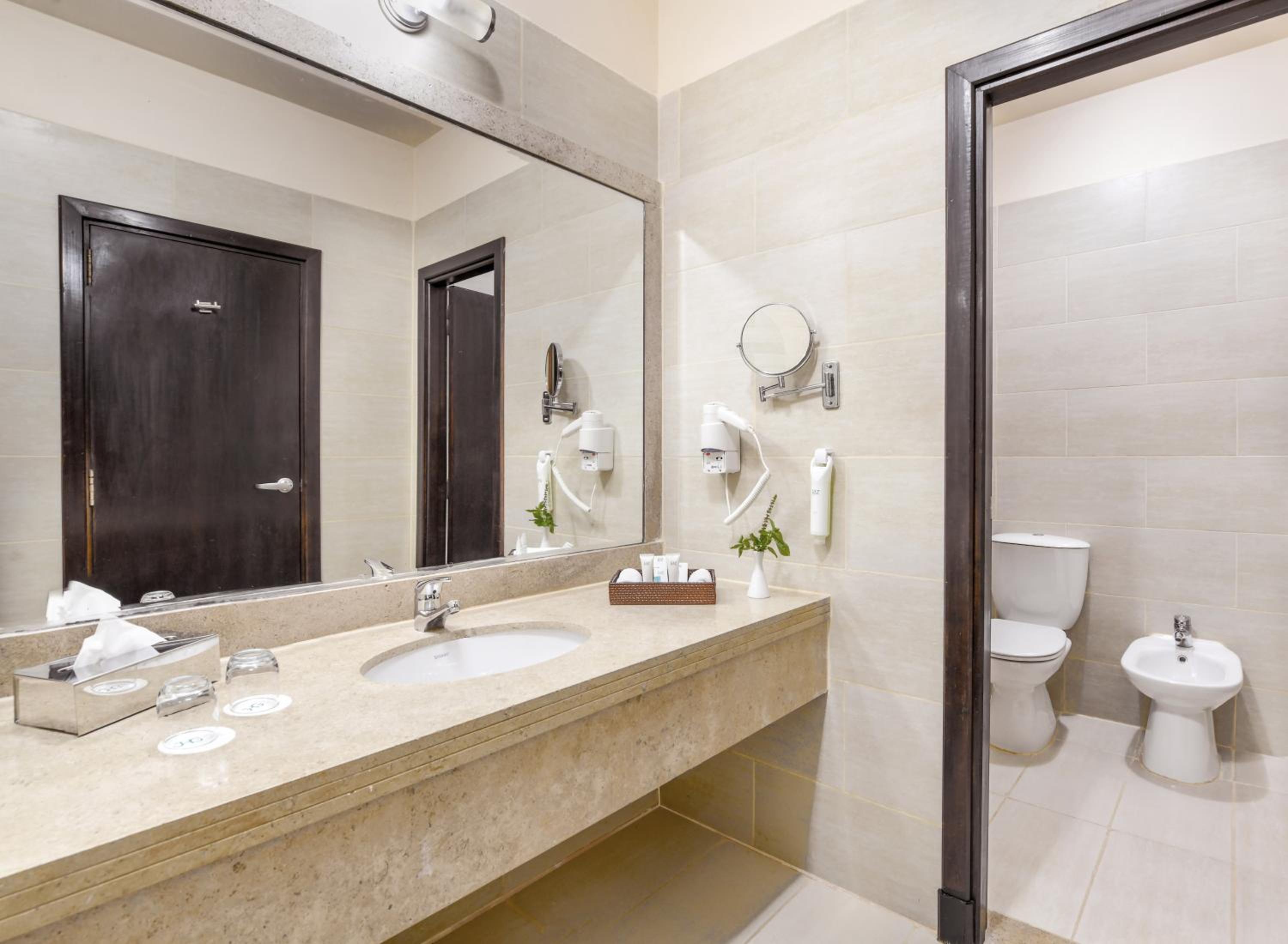 Deluxe Family Room Pool View