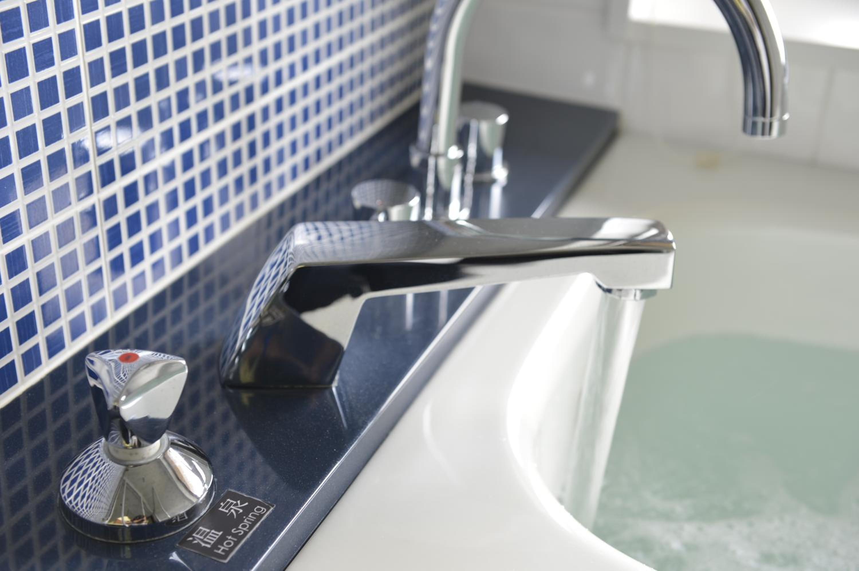 Deluxe Room with View Bath - Non-Smoking