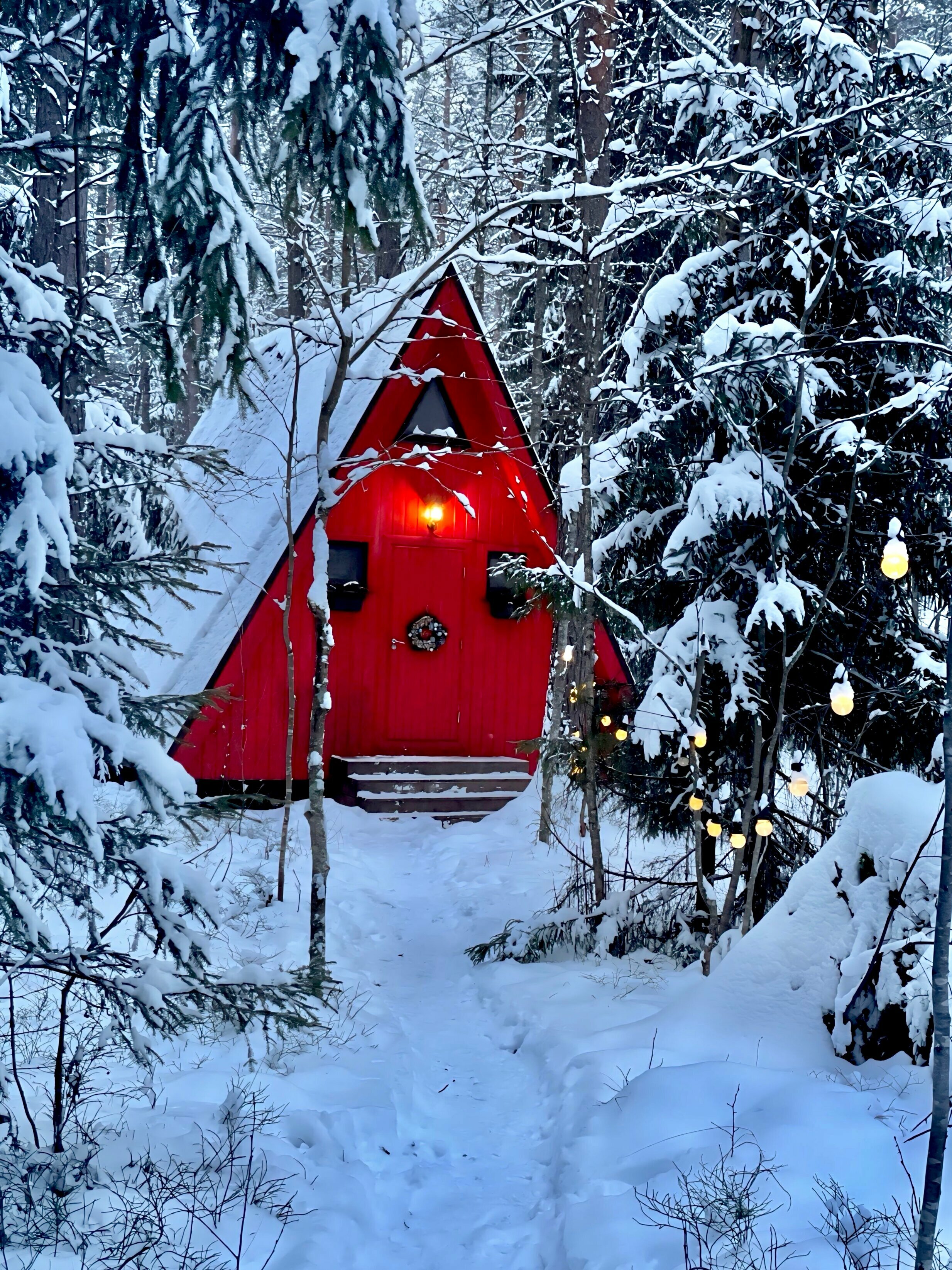 Красный домик с купелью