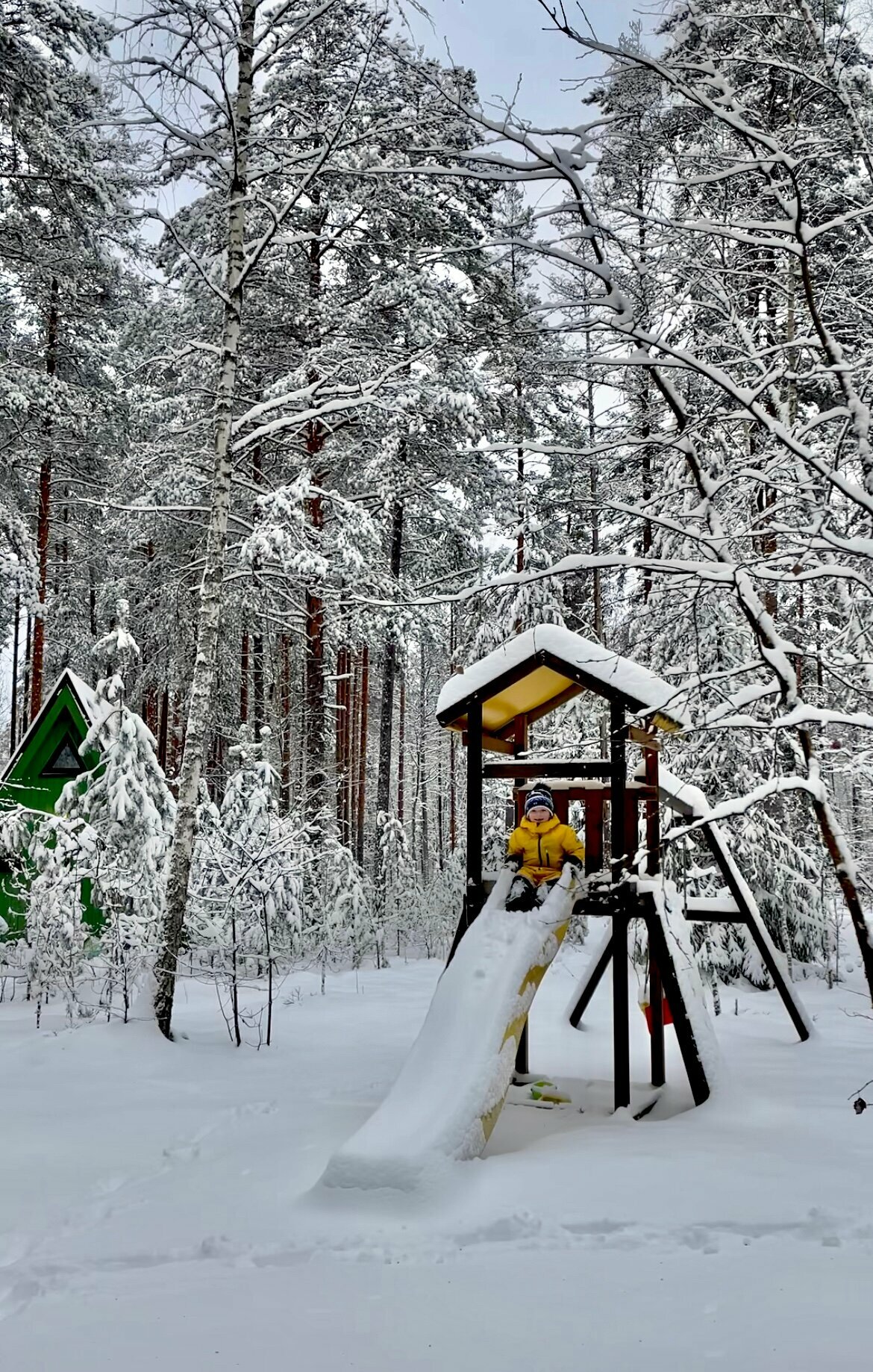 Белый домик с купелью