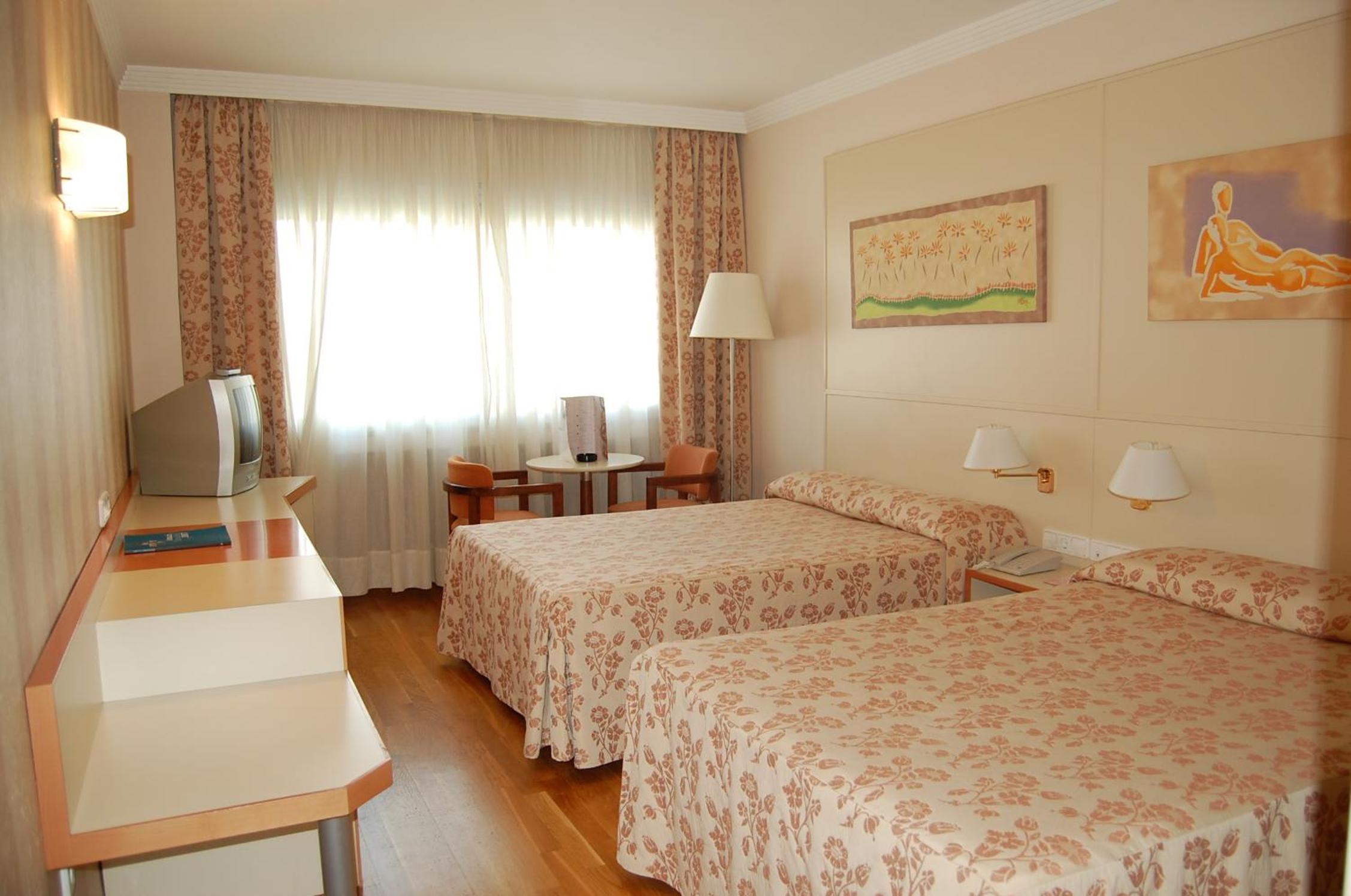 Family Room (2 Adults + 2 Children)