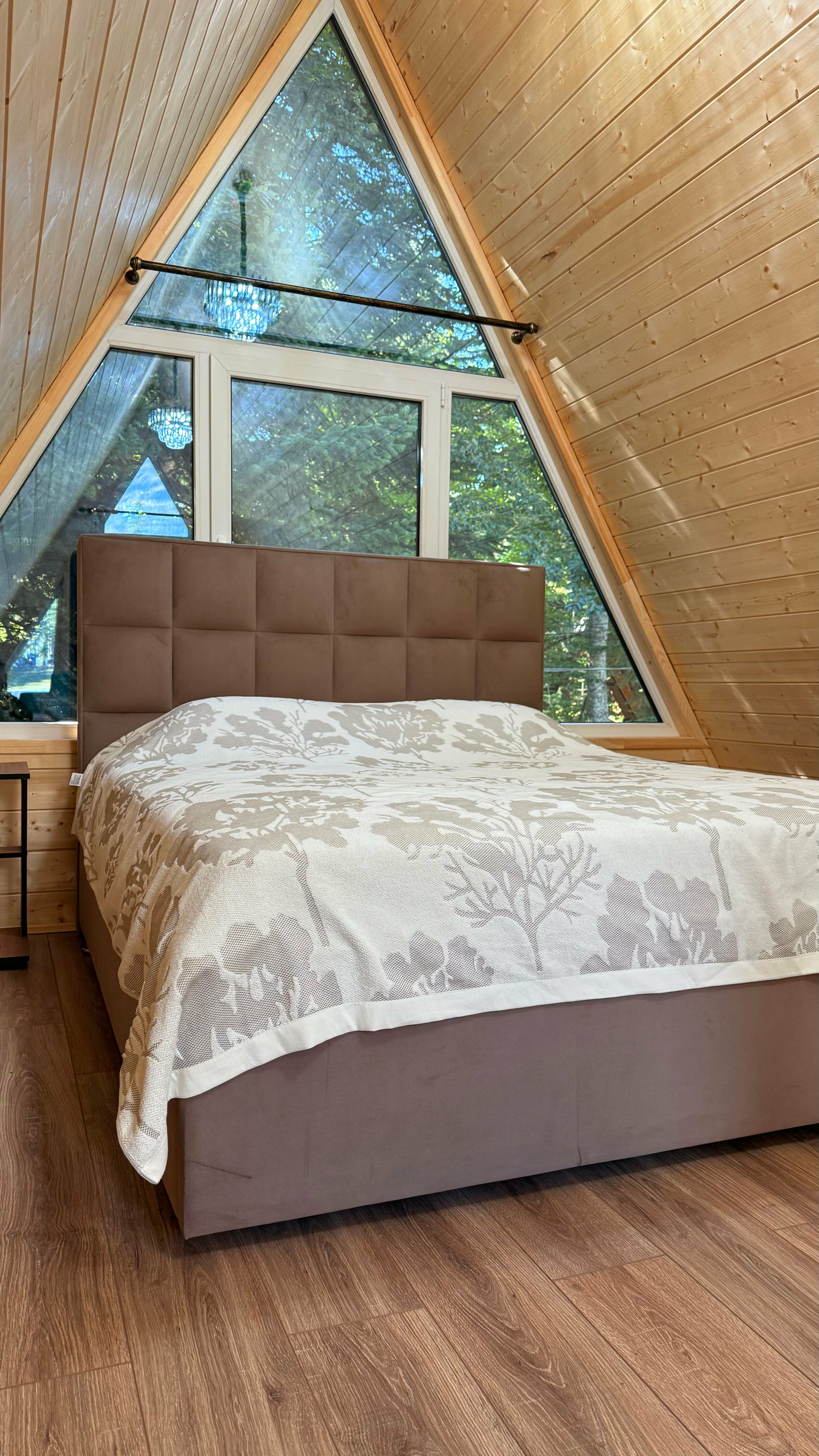 Афрейм с видом на горы и лес