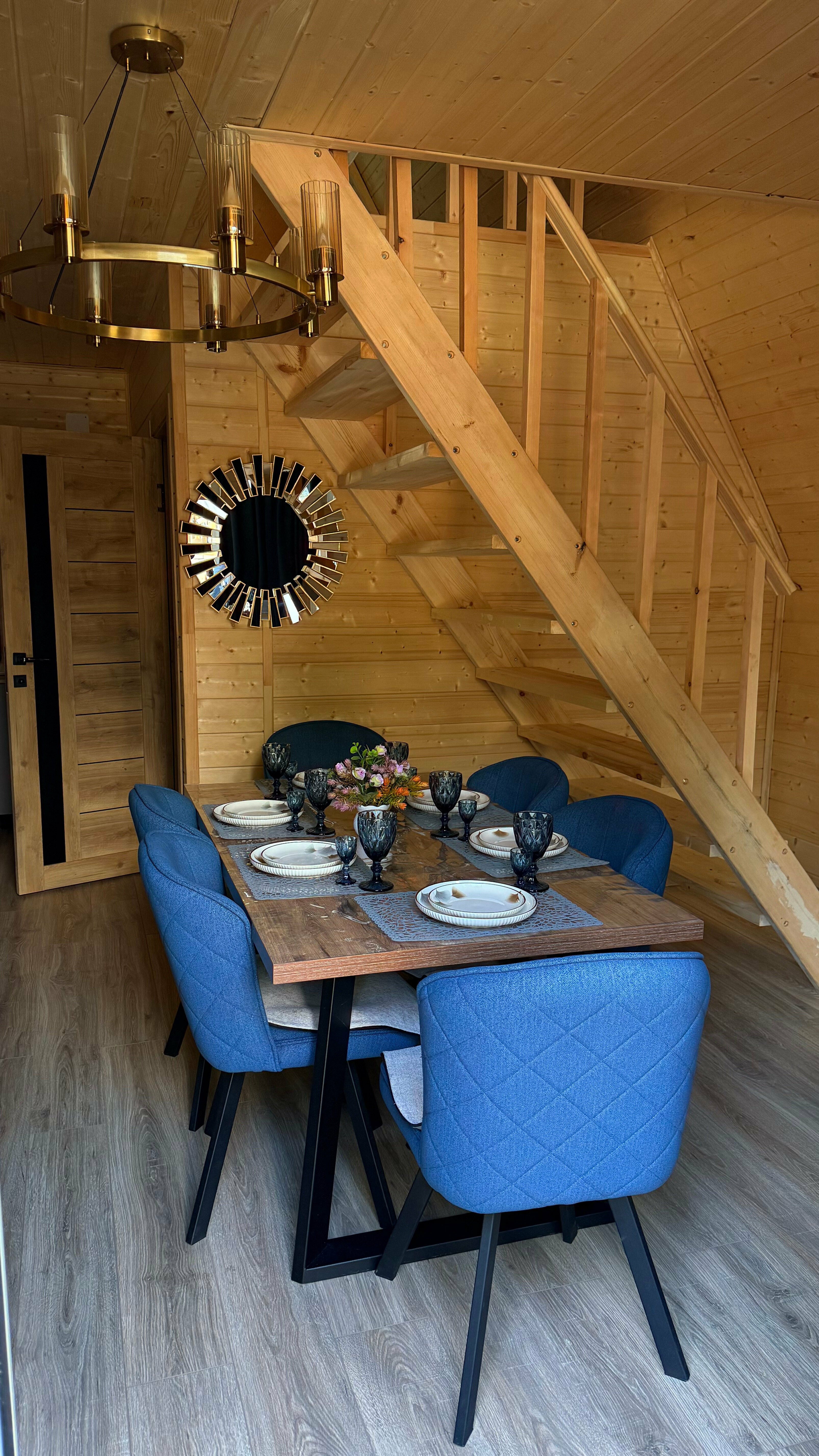 Афрейм с видом на горы и лес