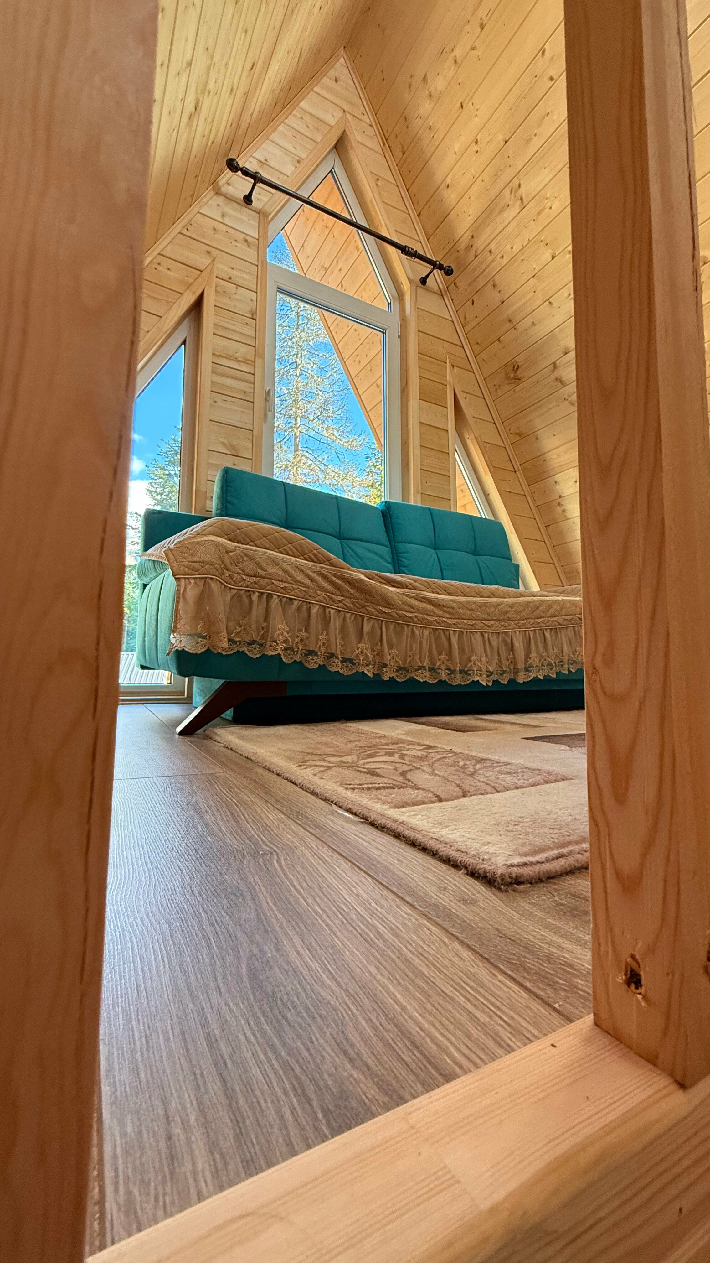 Афрейм с видом на горы и лес