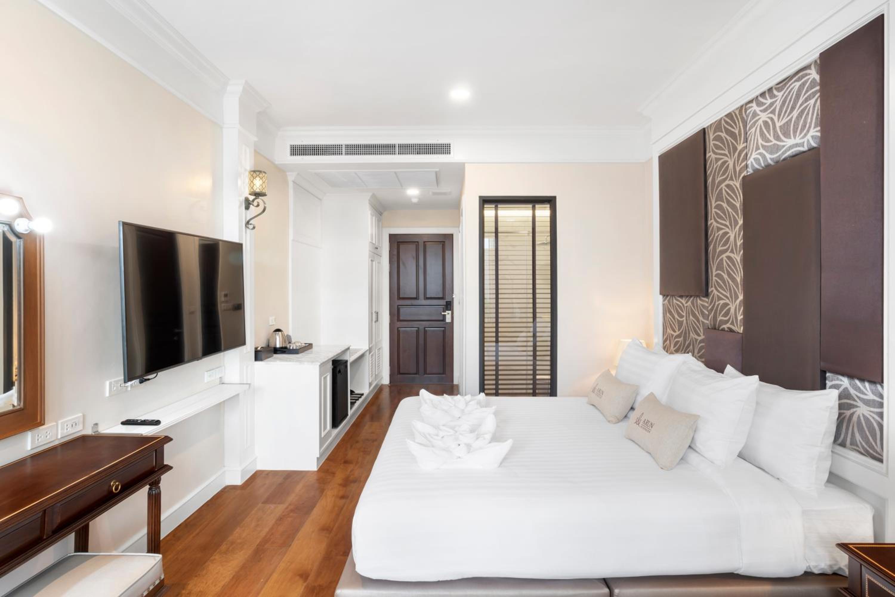 Standard Double Room with Balcony (No View)