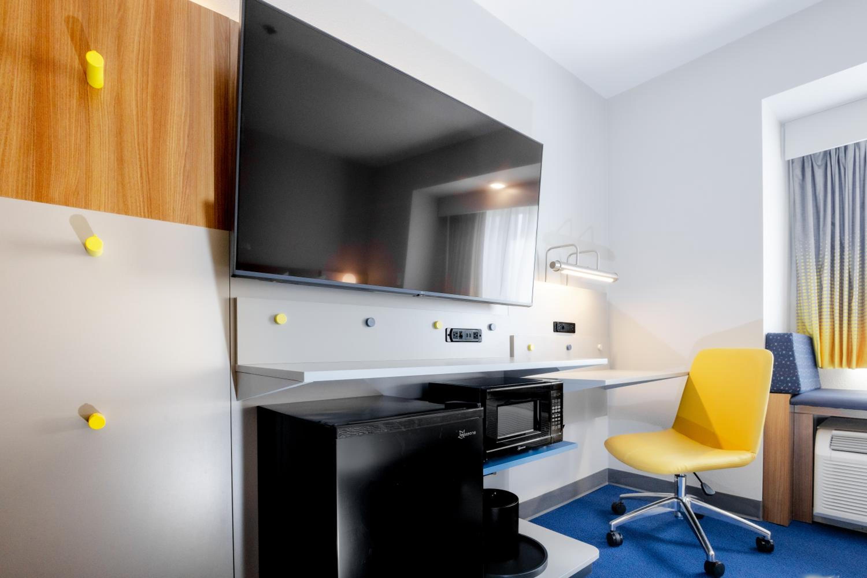 King Room with Roll-in Shower - Mobility Access/Non-Smoking