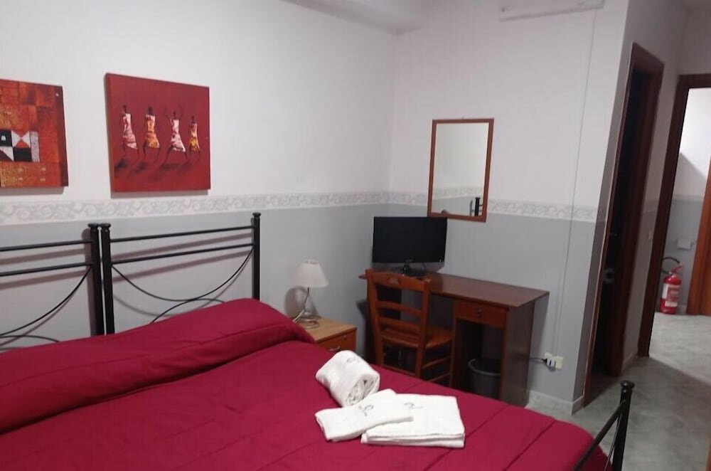 Basic Room, 1 King Bed