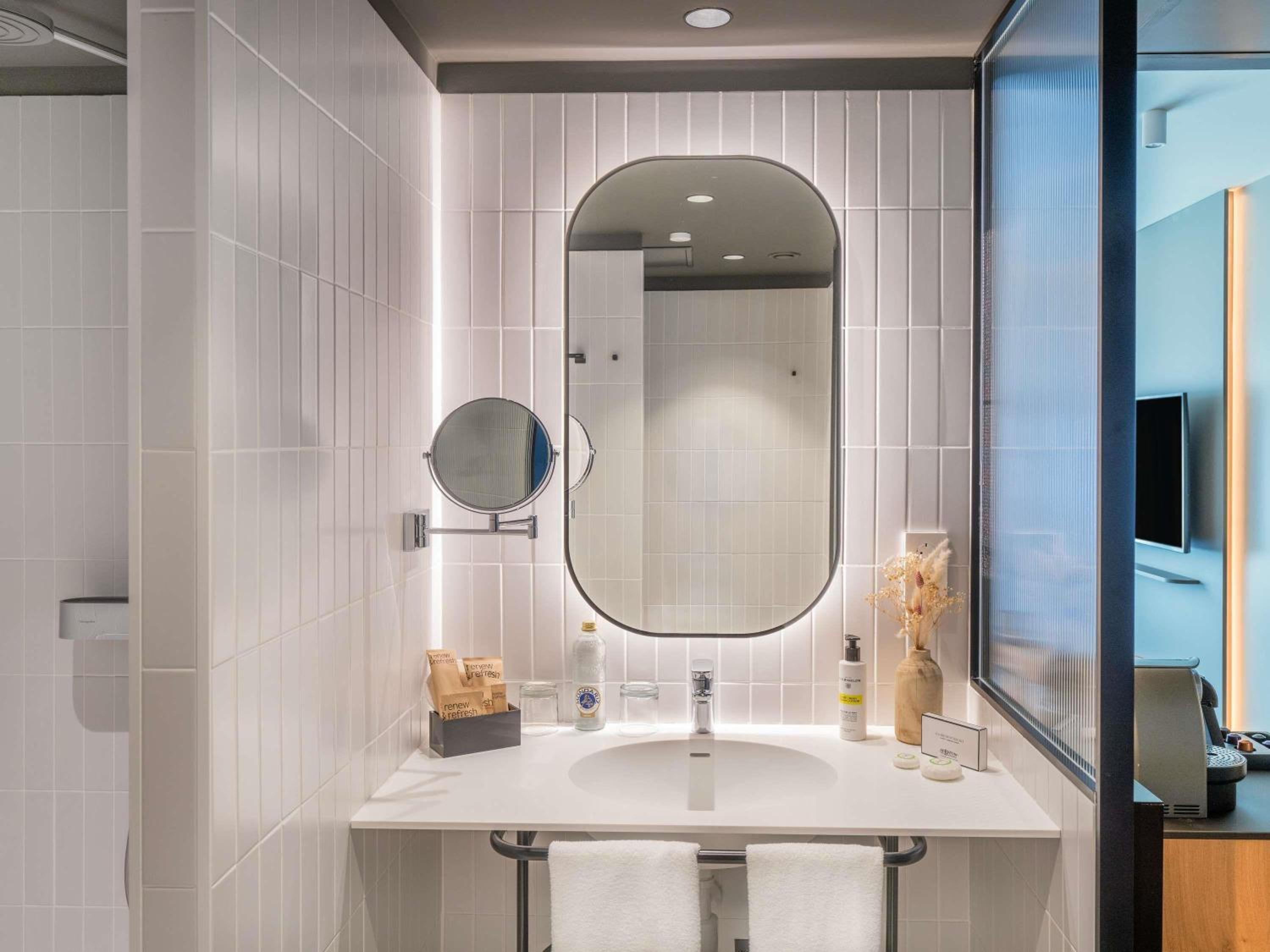 Deluxe Superior Queen Room with Sofa Bed - Deluxe Building