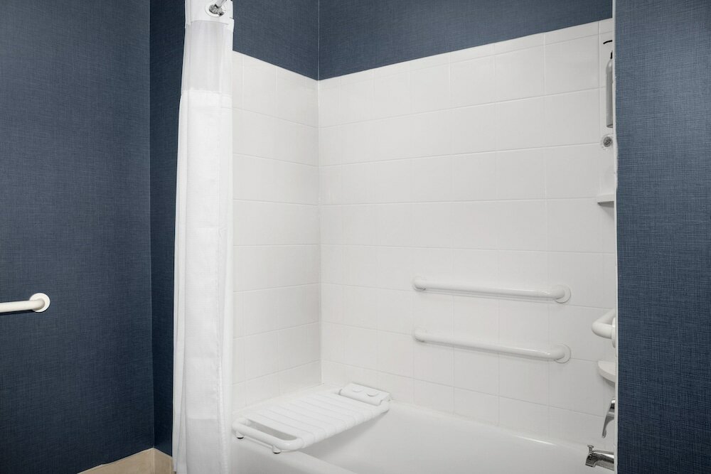 Room, 2 Bedrooms (Mobility/Hearing Access, Roll-in Shwr)