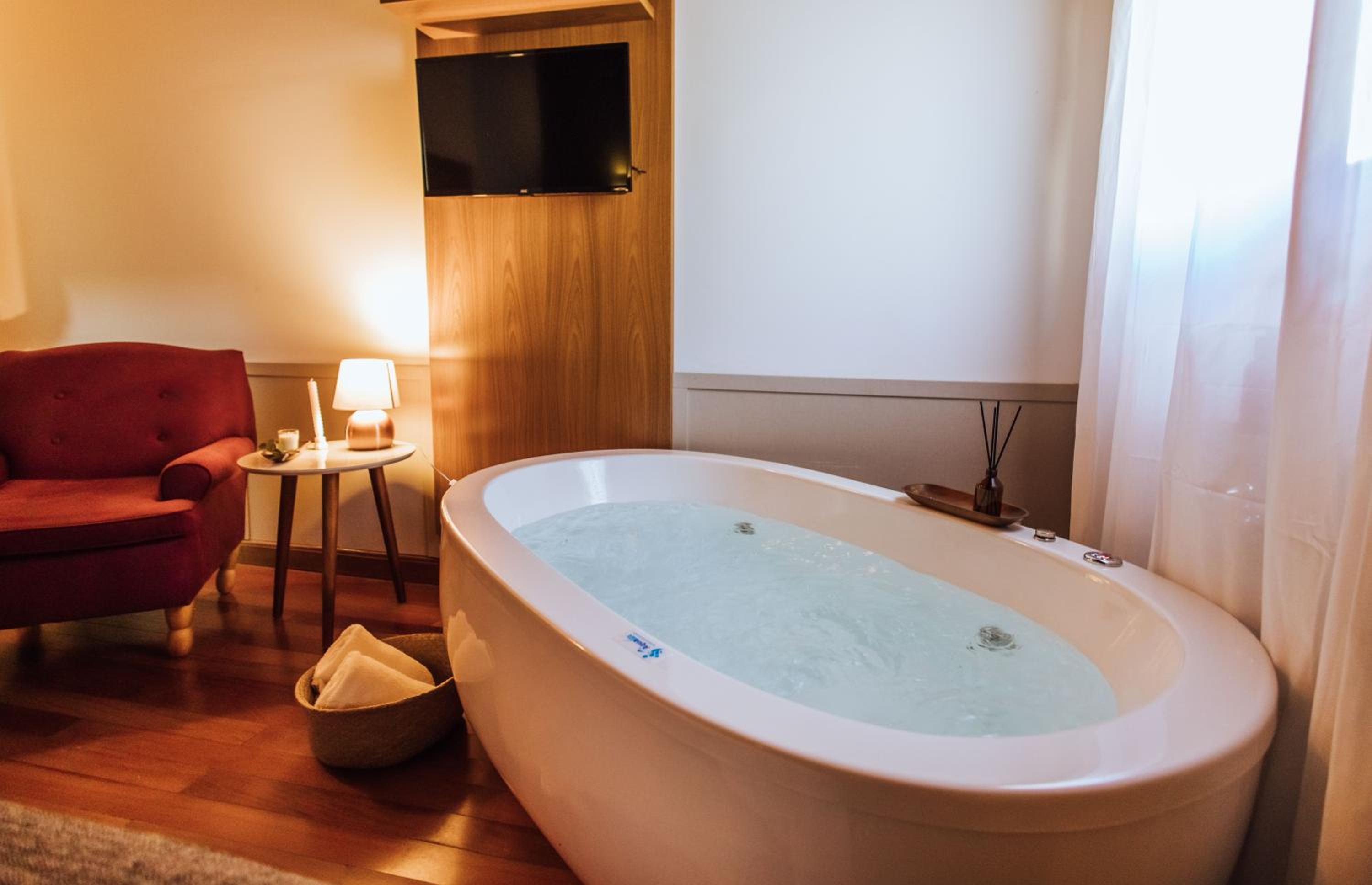 Deluxe Suite with Spa Bath