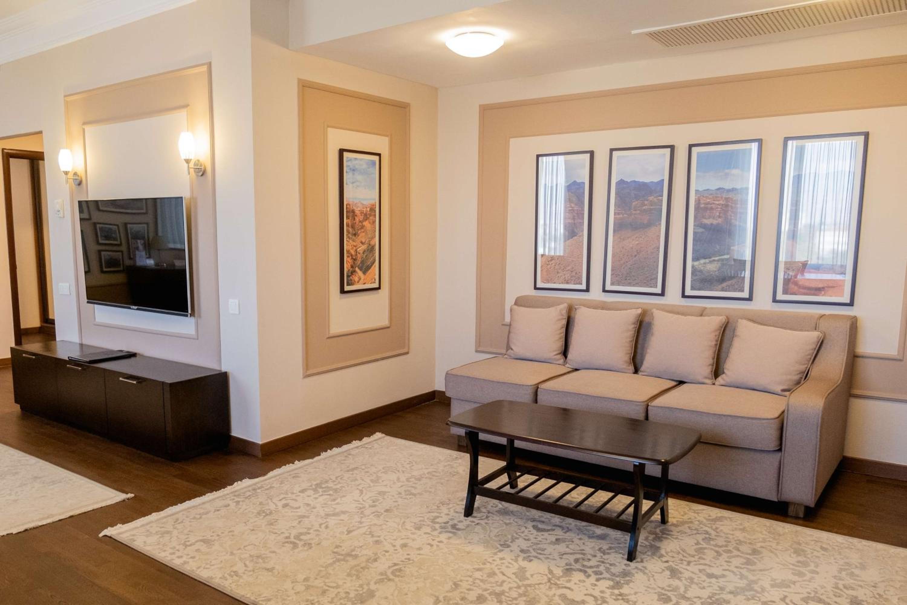 One-Bedroom Executive King Suite with Sofa Bed and Living Room - Non-Smoking