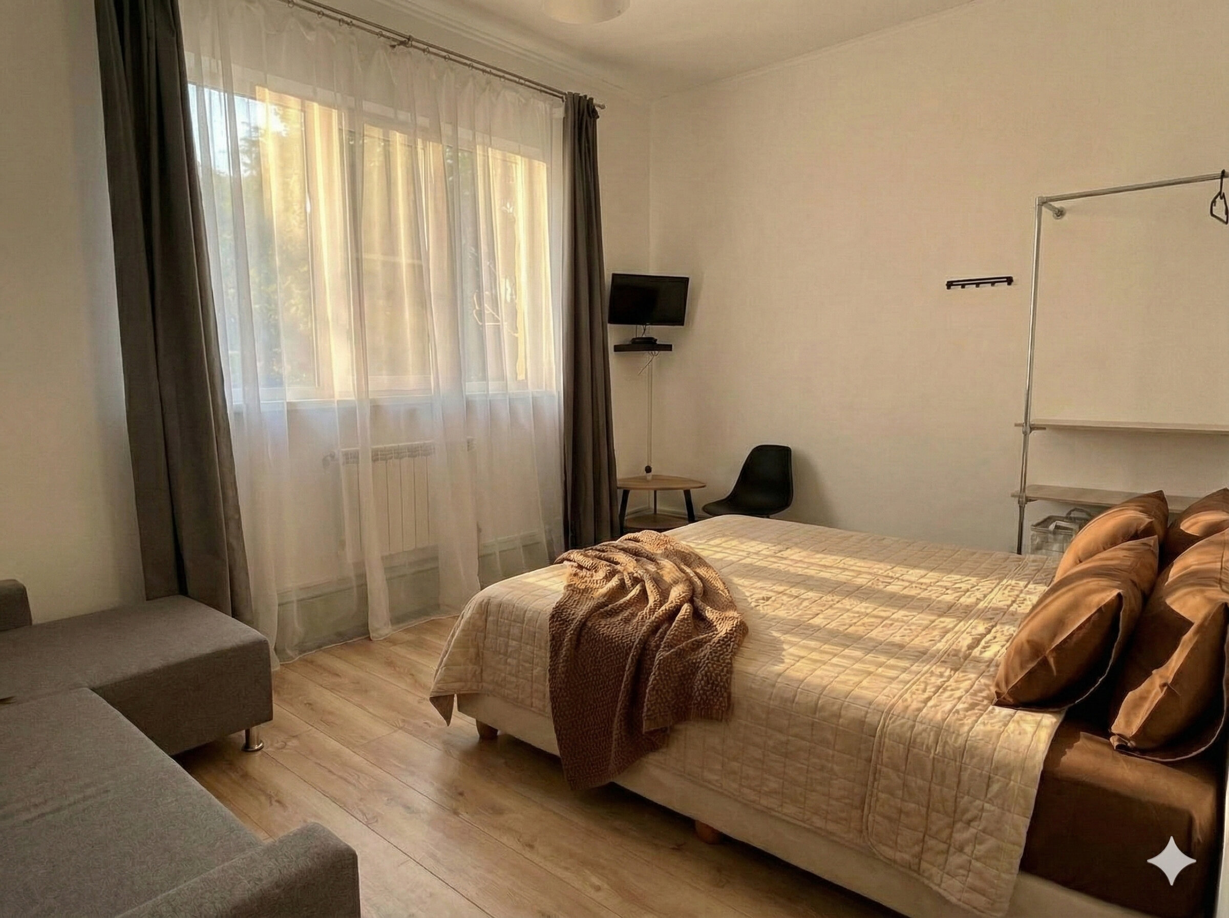 Двухместная комната с двуспальной кроватью и окном