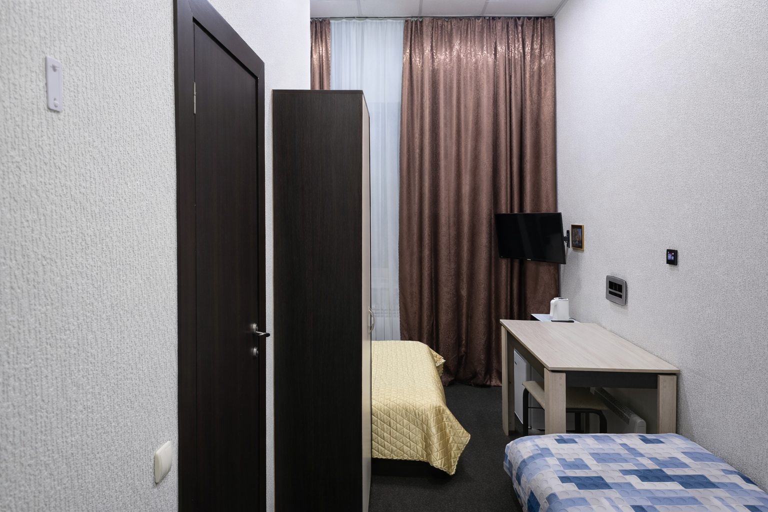 Одноместный номер (до 3 гостей). В номере: душ, туалет, двуспальная (140*190) и односпальная (90*190) кровати, смарт-замок, холодильник, свч, чайник, смарт тв, WiFi.