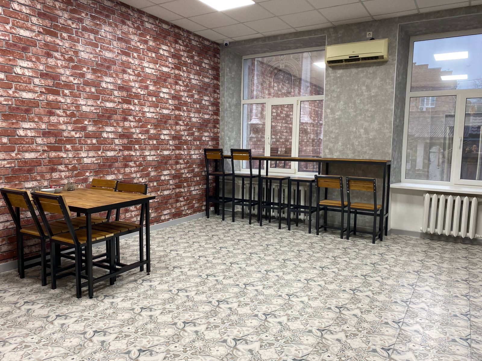 Кровать в общем женском номере с 12 кроватями