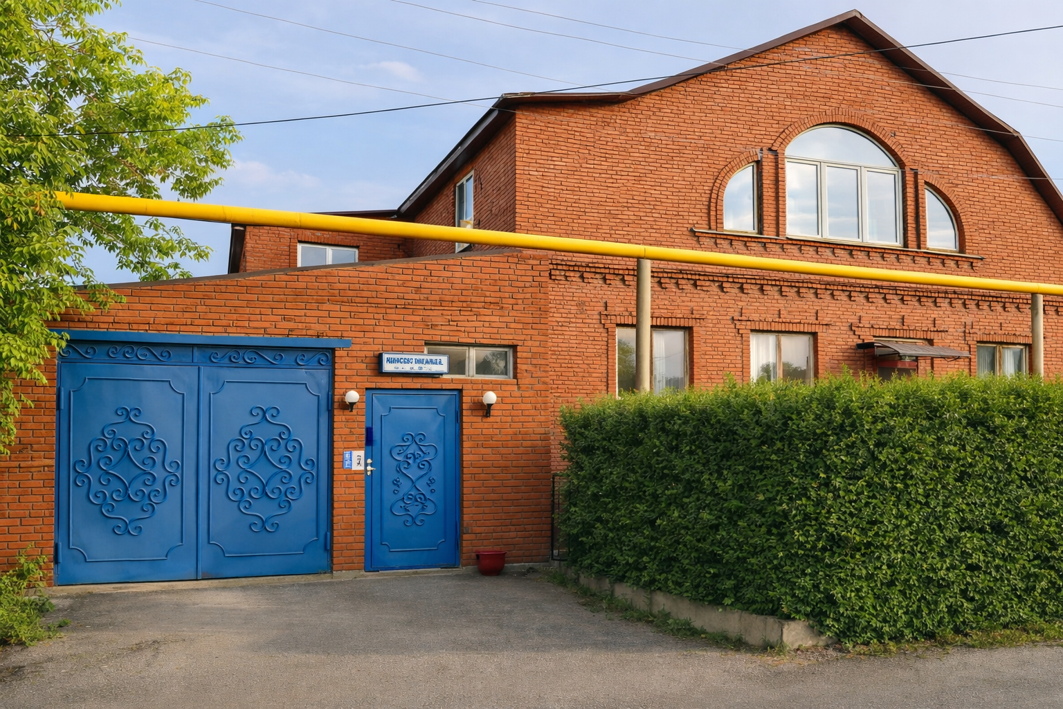 Часть жилого дома с отдельным входом, тремя комфортабельными номерами с душем и туалетом в каждом, гостиной, кухней и гаражом на 4 автомобиля. (без "вечеринок"!)