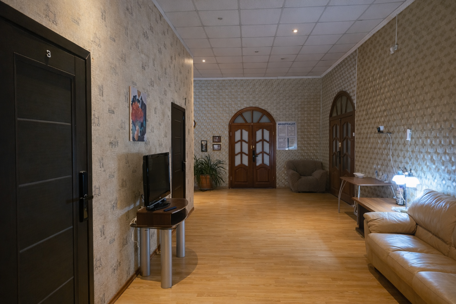 Часть жилого дома с отдельным входом, тремя комфортабельными номерами с душем и туалетом в каждом, гостиной, кухней и гаражом на 4 автомобиля. (без "вечеринок"!)