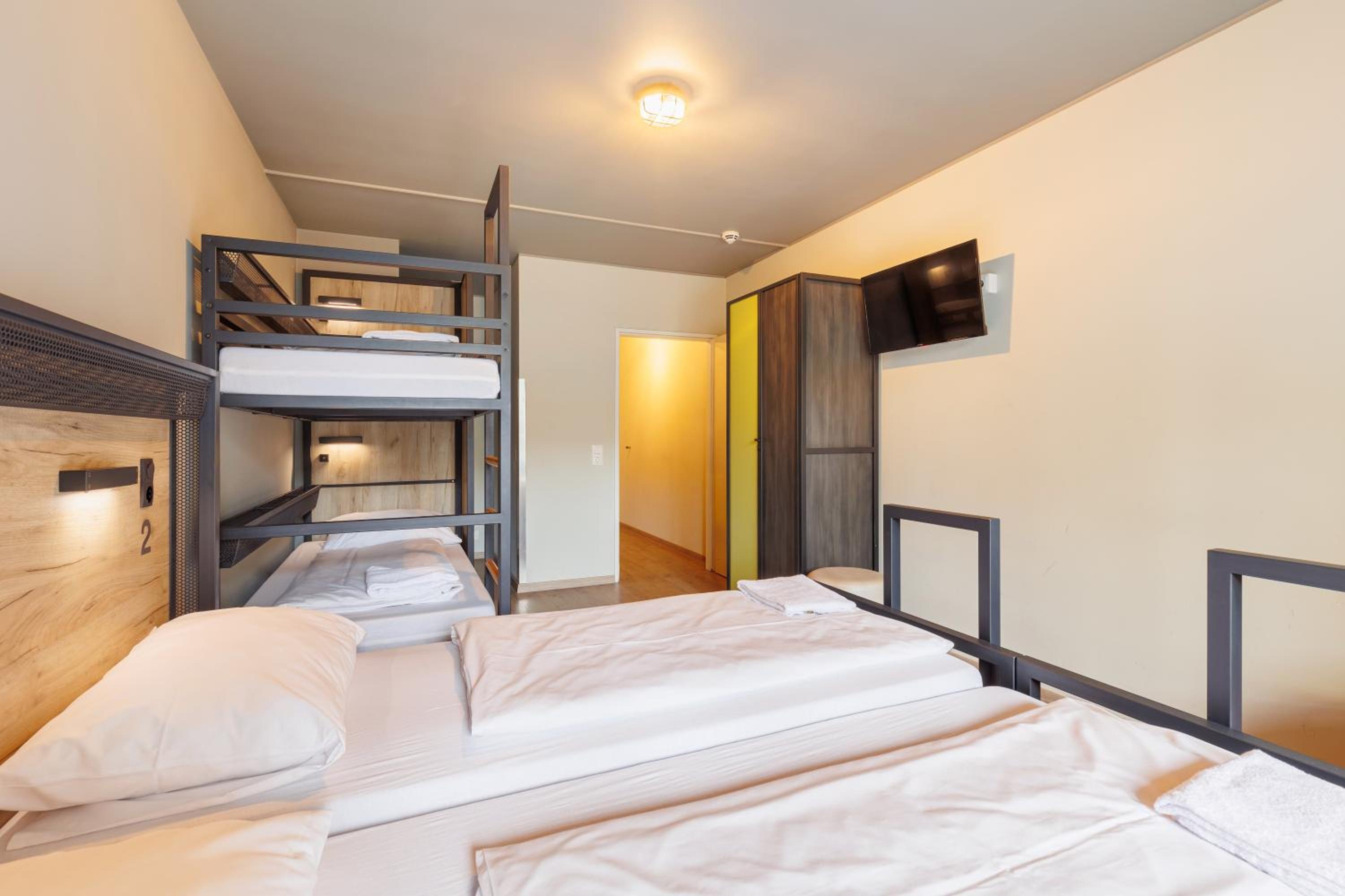 Family Room (2 Adults + 2 Children)