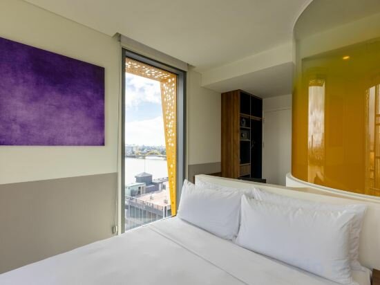 1 QUEEN BED RIVER VIEW, CORNER