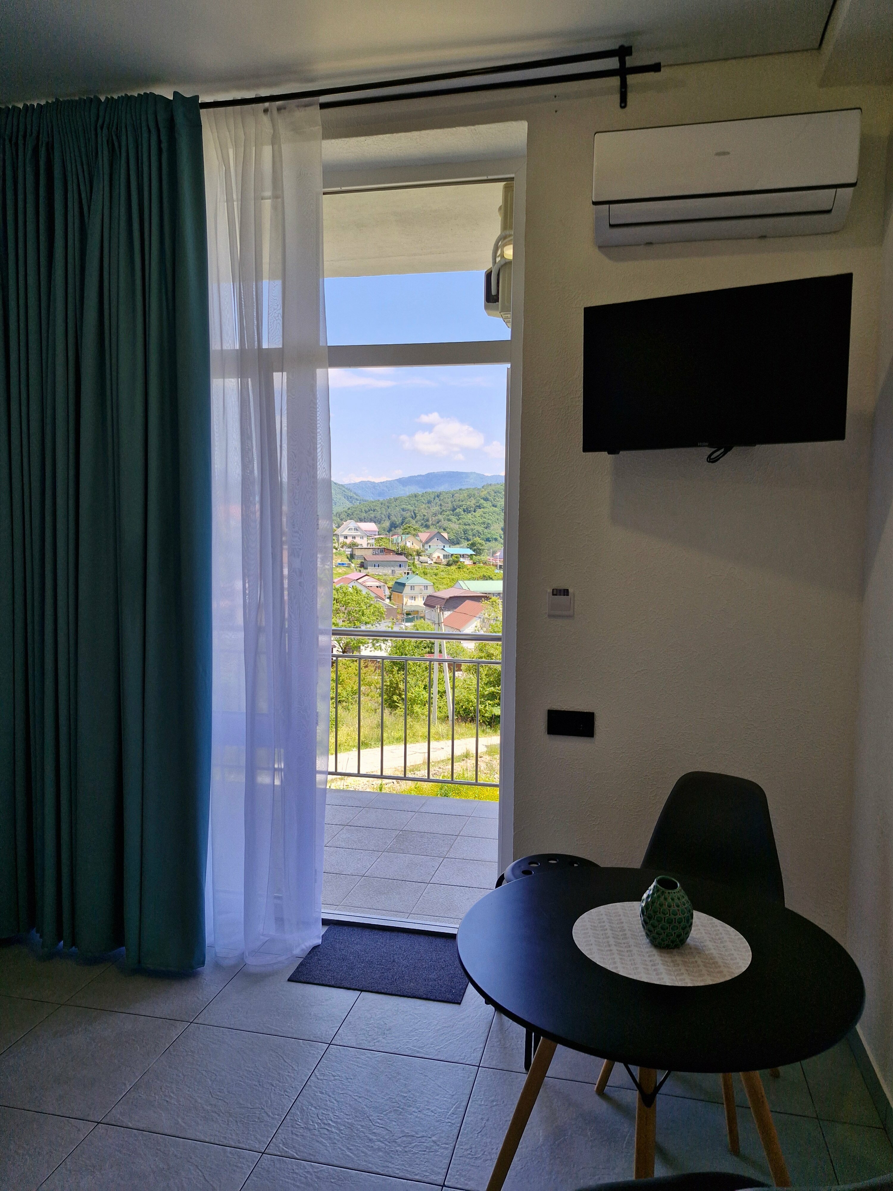 Трехместный номер с видом на горы