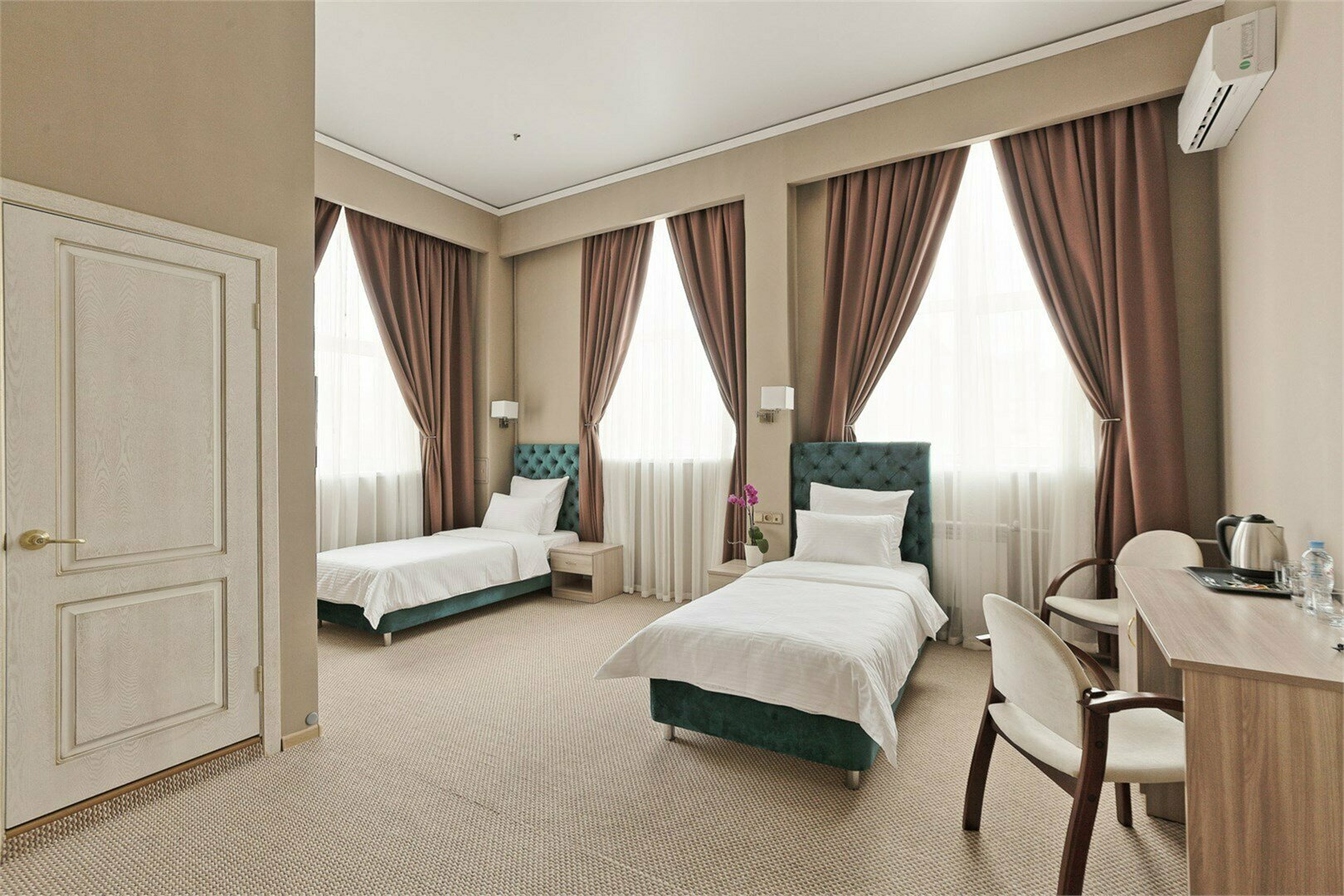 Улучшенный двухместный с двумя одноместными кроватями