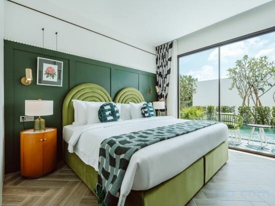 Superior Plunge Pool With Jacuzzi