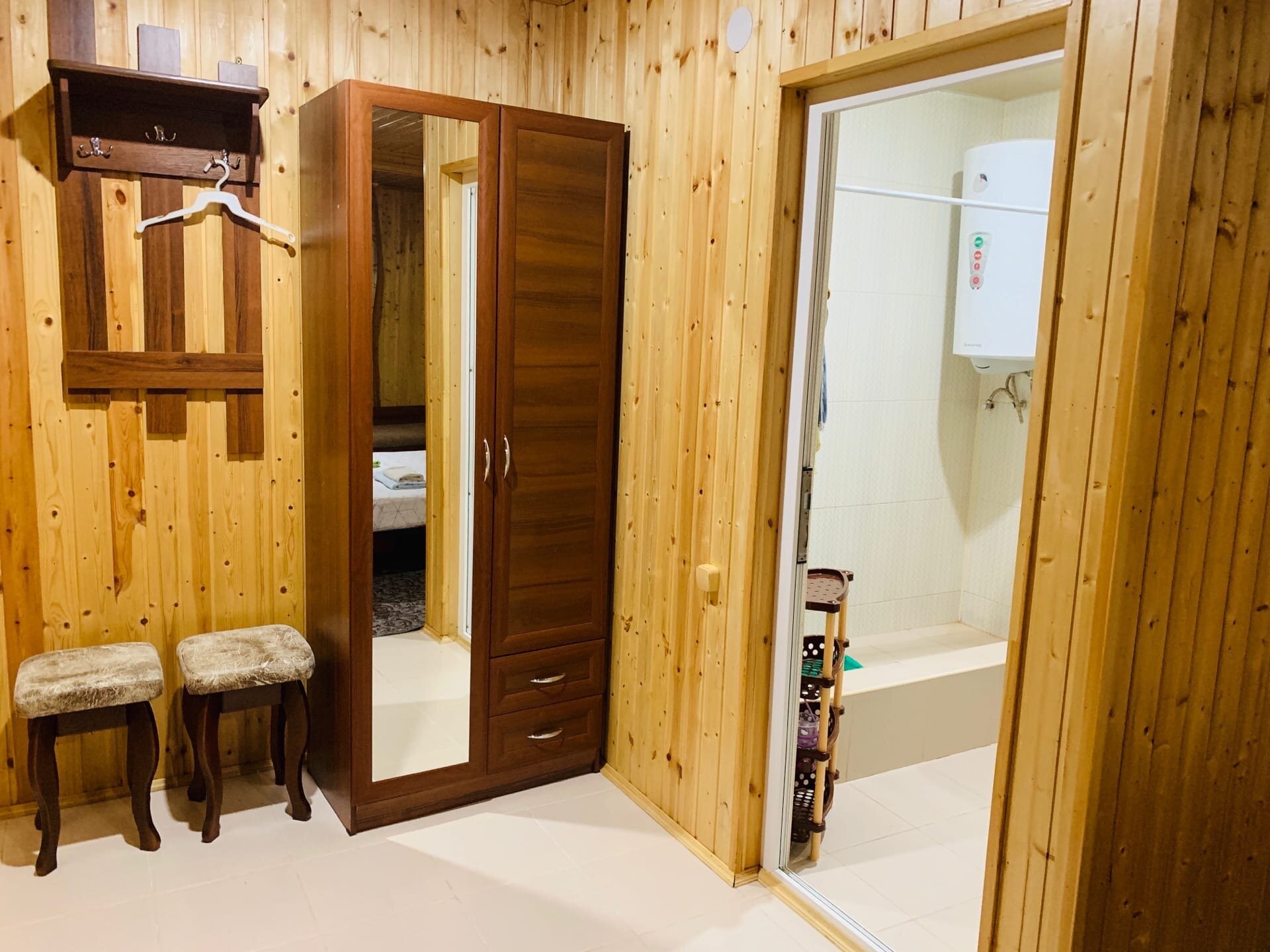 Каменный 4-местный домик во дворе