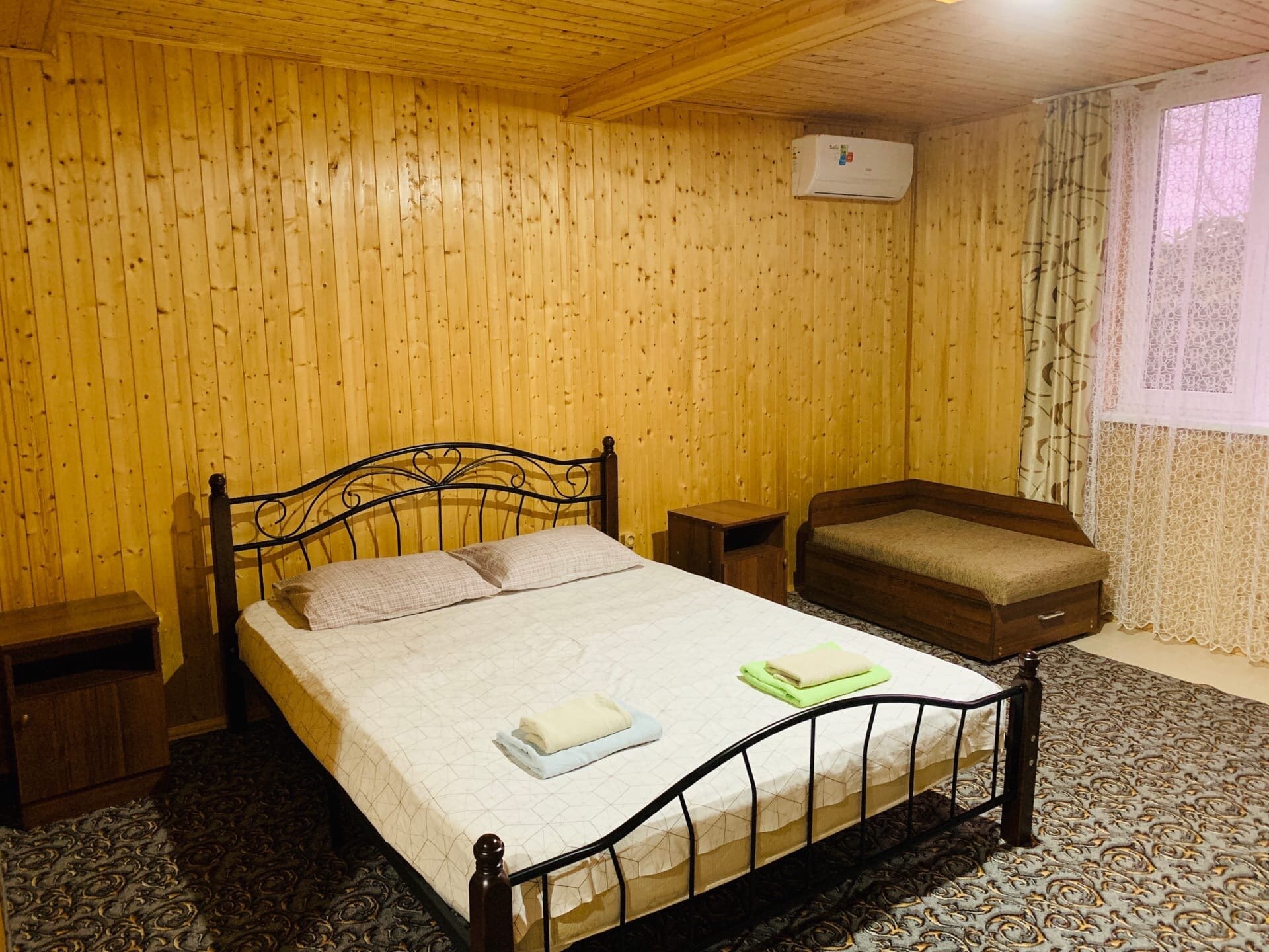 Каменный 4-местный домик во дворе