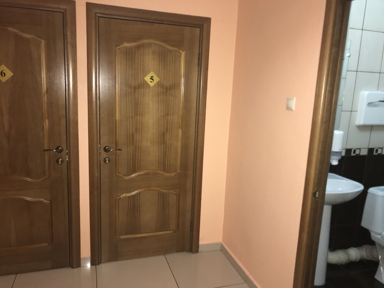 Семейный номер с общей ванной комнатой