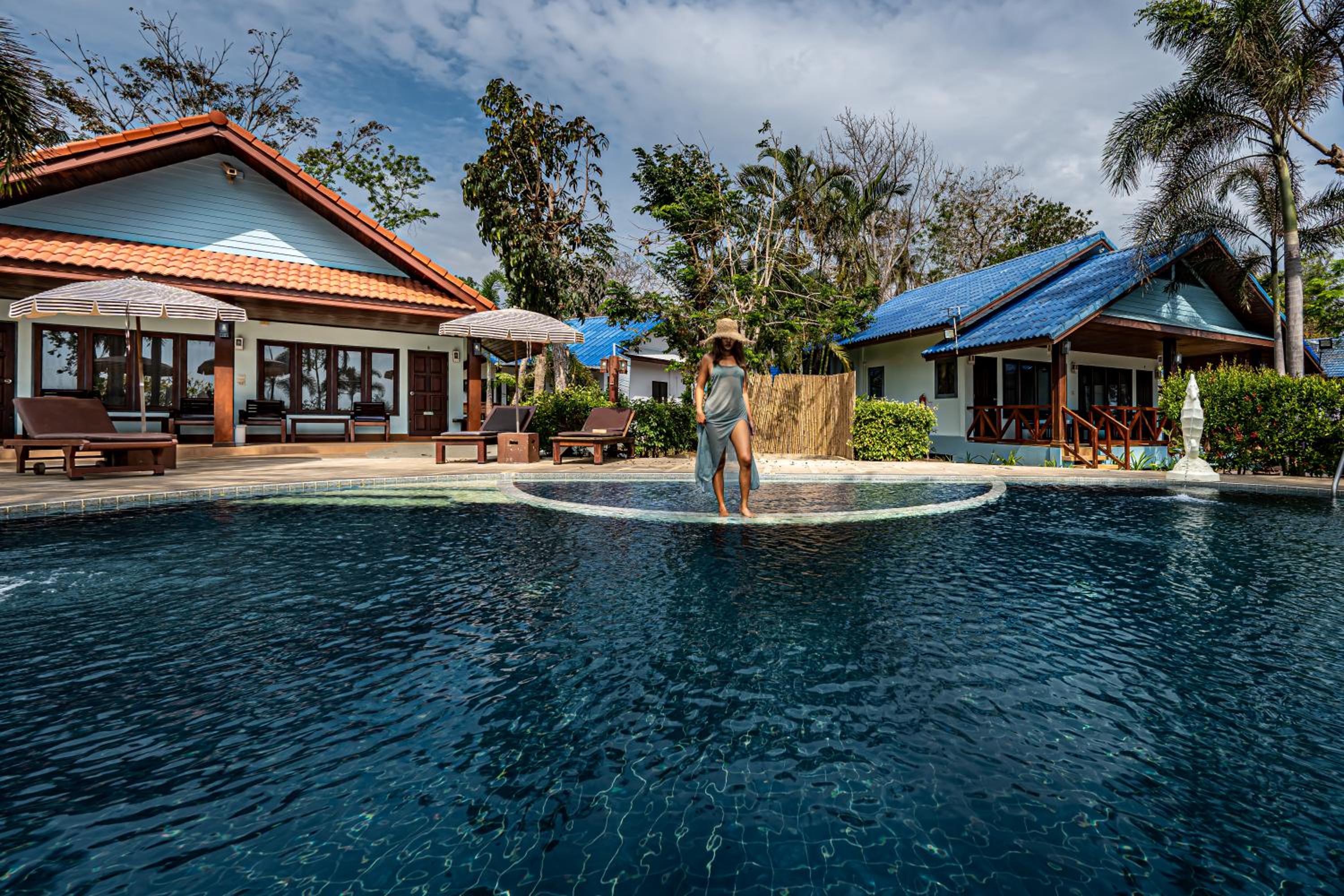 Deluxe Villa Pool Side