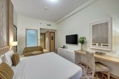 Guest Room - Complimentary Shuttle Bus to Beach & Mall of the Emirates в Metropolitan Hotel Dubai