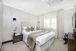 Superior Apartment, 2 Bedrooms, 1 Bathroom в 130 Queen's Gate Apartments