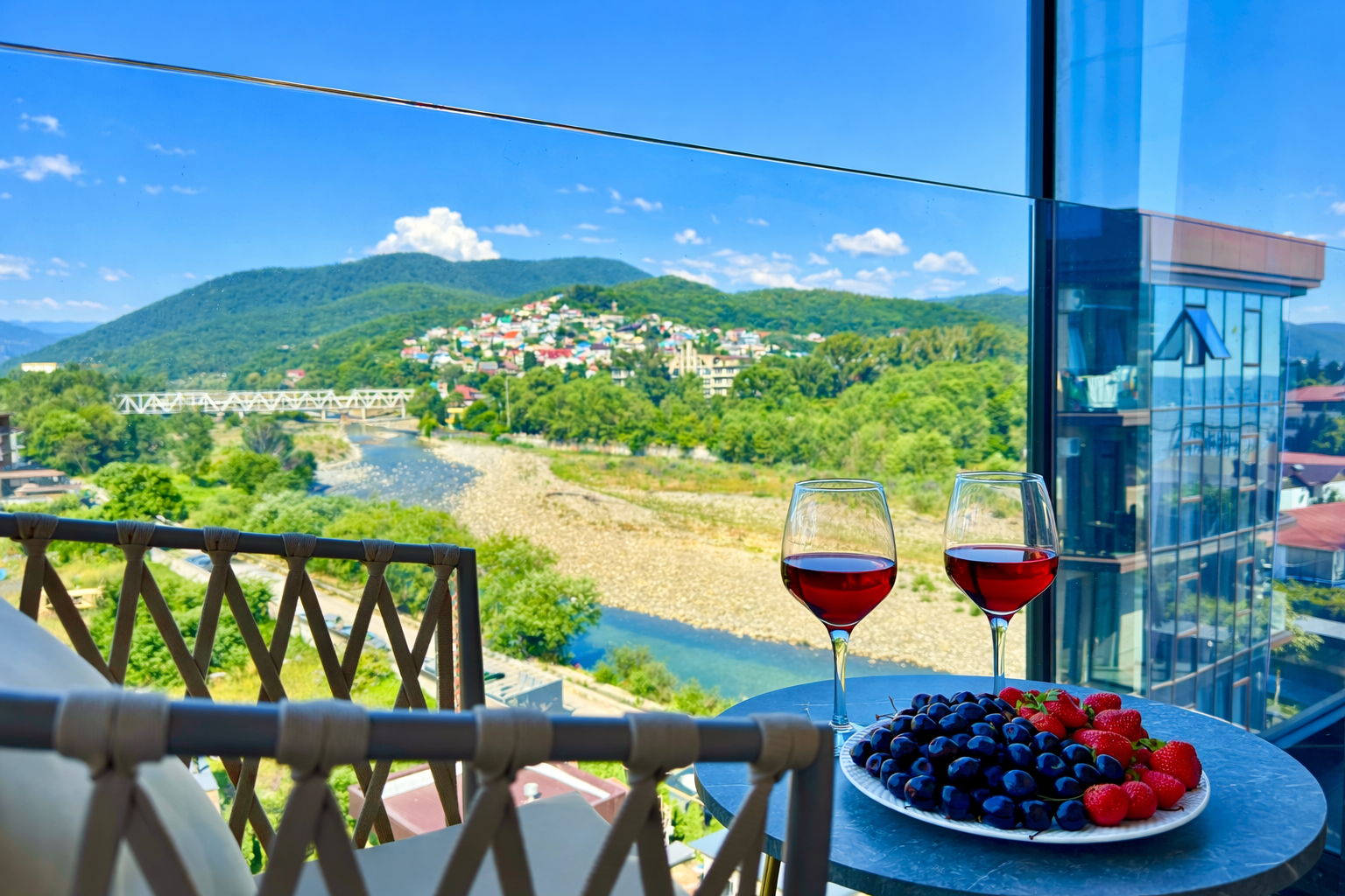 Апартамент c видом на морe и гоpы