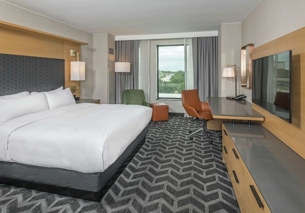 Room, 1 King Bed, Accessible (Mobility & Hearing, Roll-in Shower)