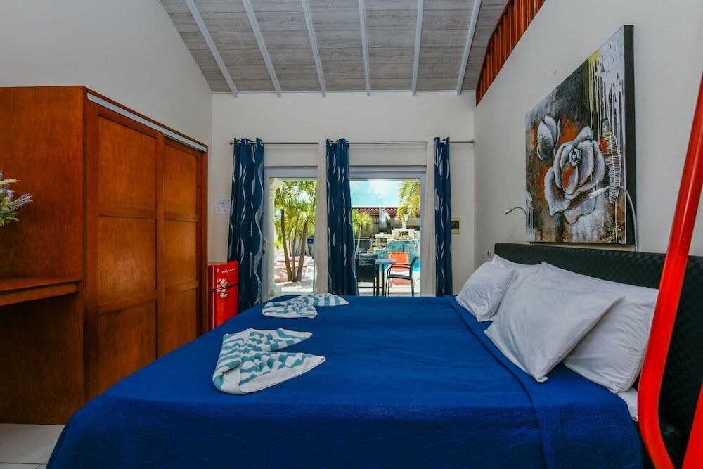 Pool Suite with Private Garden Hot Tub XXL (2-51)