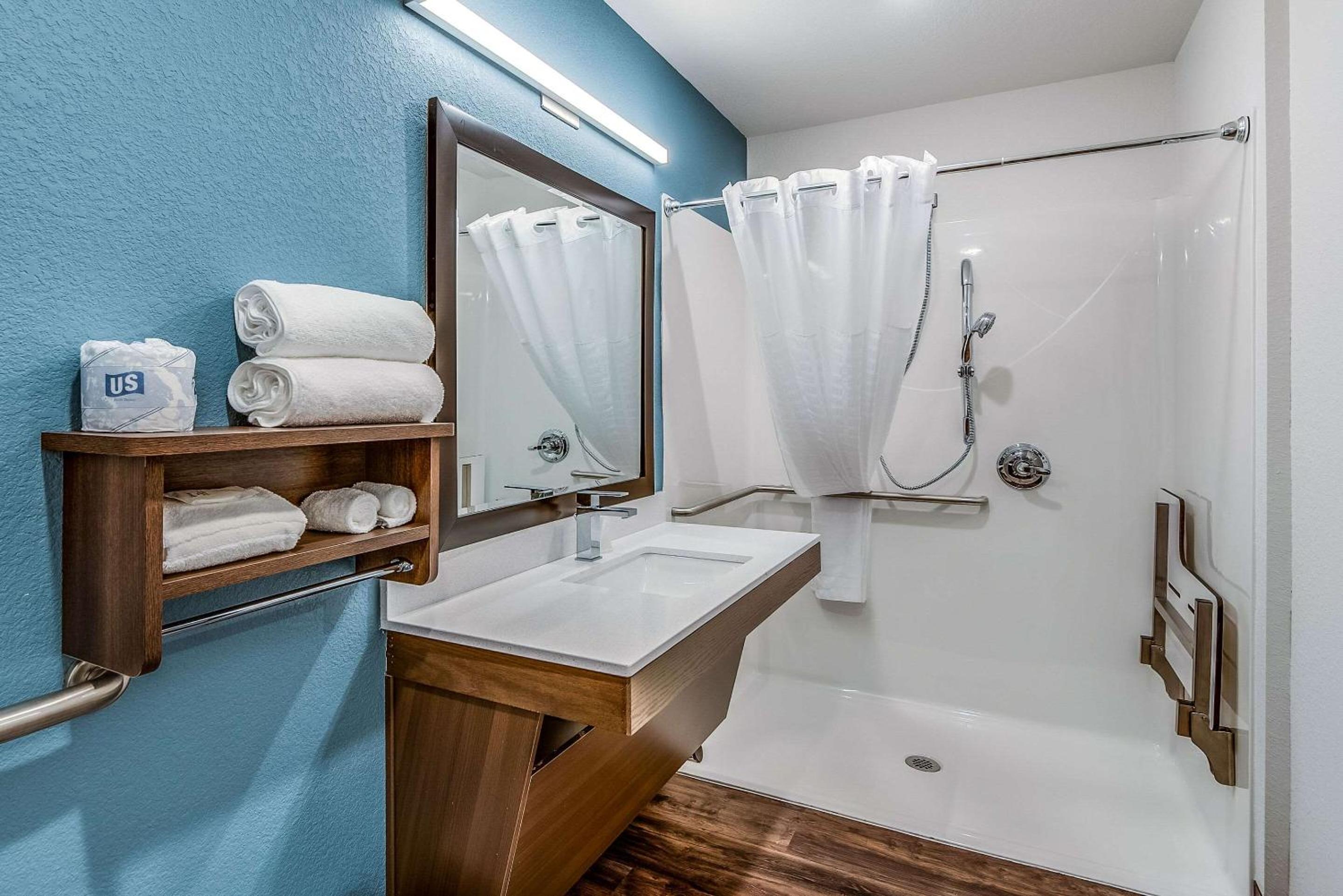 Queen Room with Roll-In Shower - Accessible/Non-Smoking