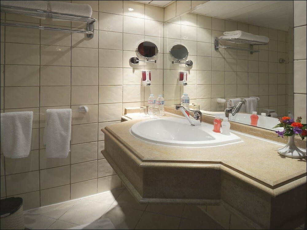 Deluxe Room, Pool View